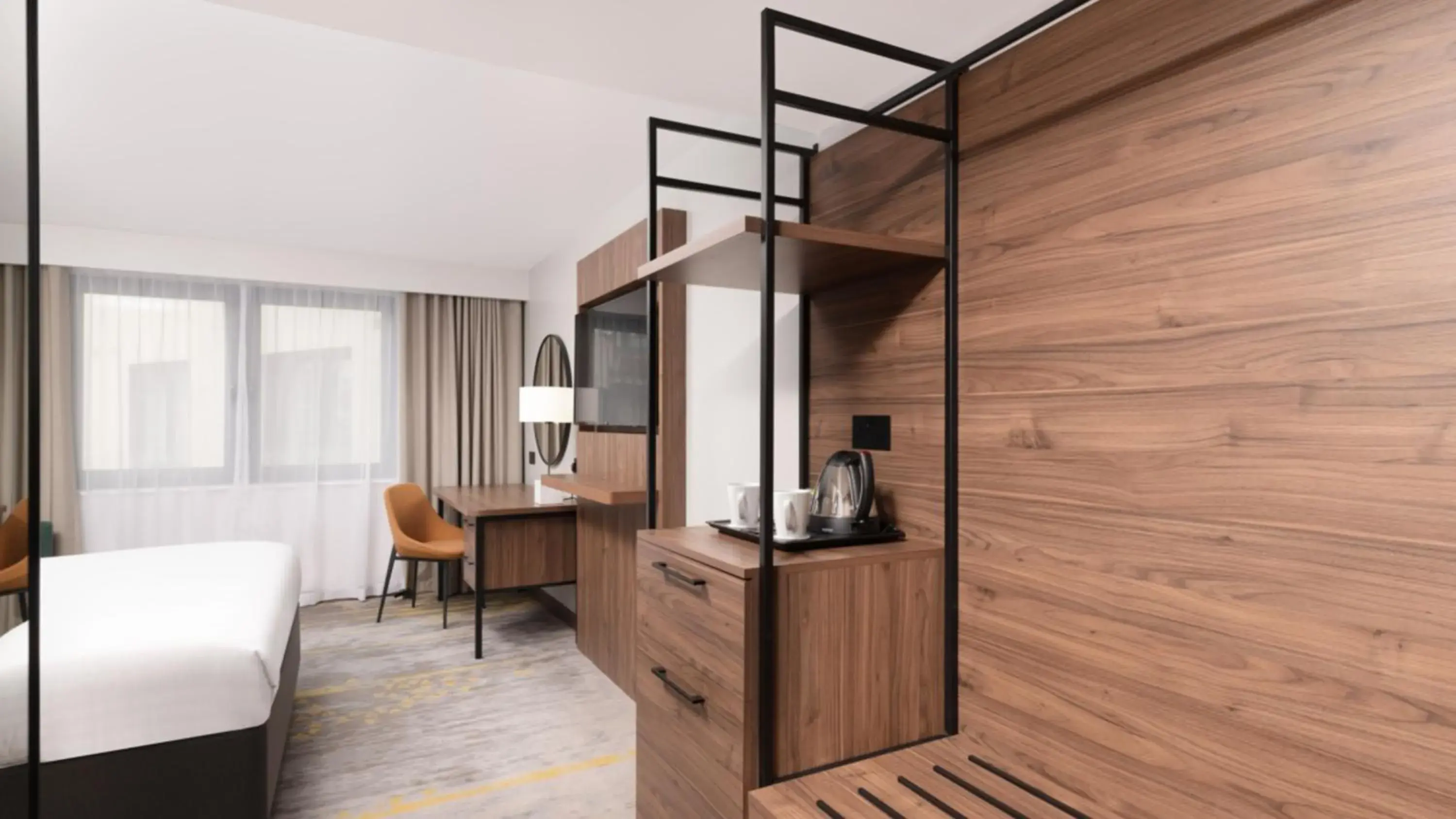 Coffee/tea facilities, Bed in Holiday Inn London Gatwick - Worth by IHG Coffee/tea facilities, Bed in Holiday Inn London Gatwick - Worth by IHG