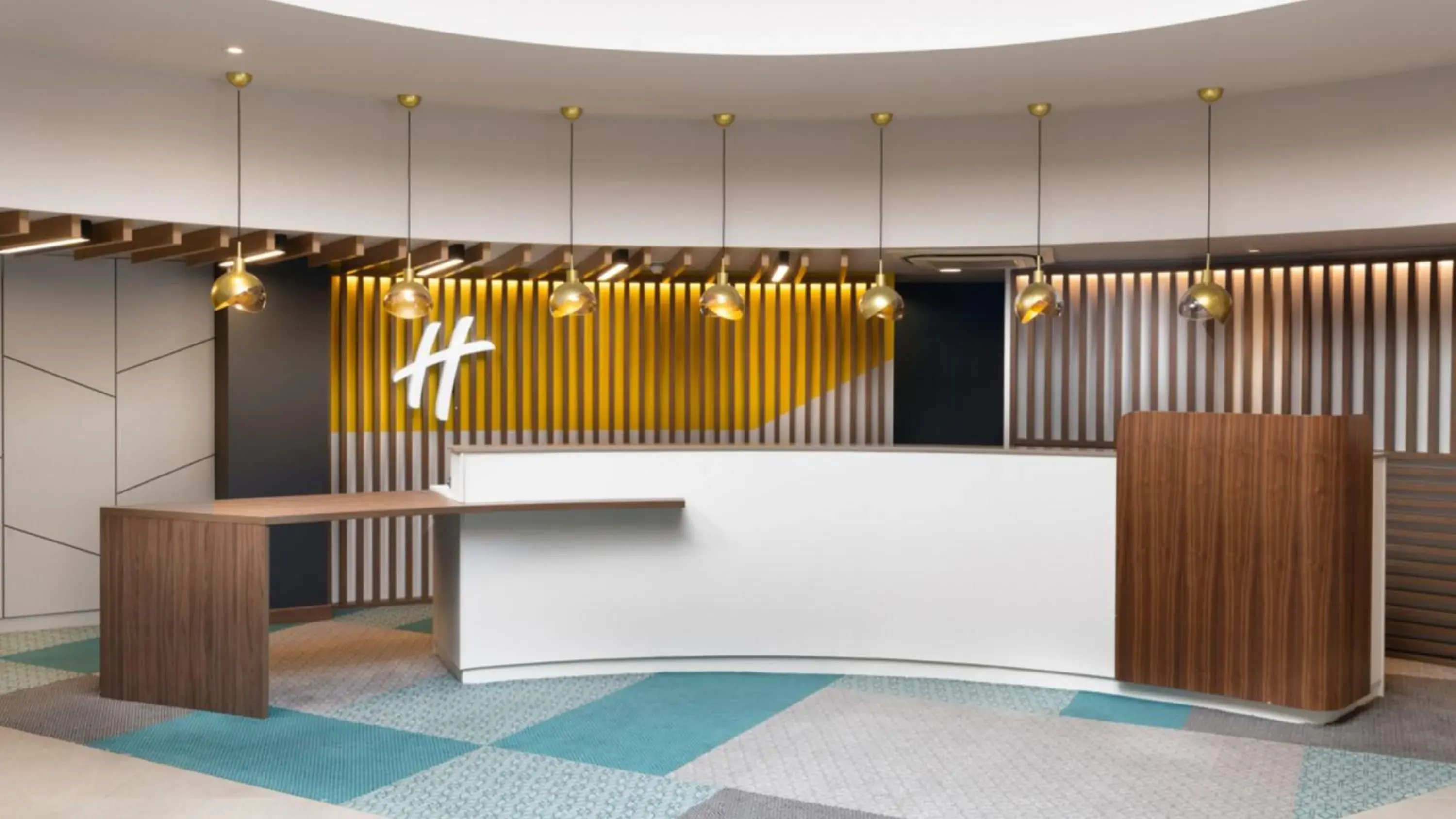 Property building in Holiday Inn London Gatwick - Worth by IHG Property building in Holiday Inn London Gatwick - Worth by IHG