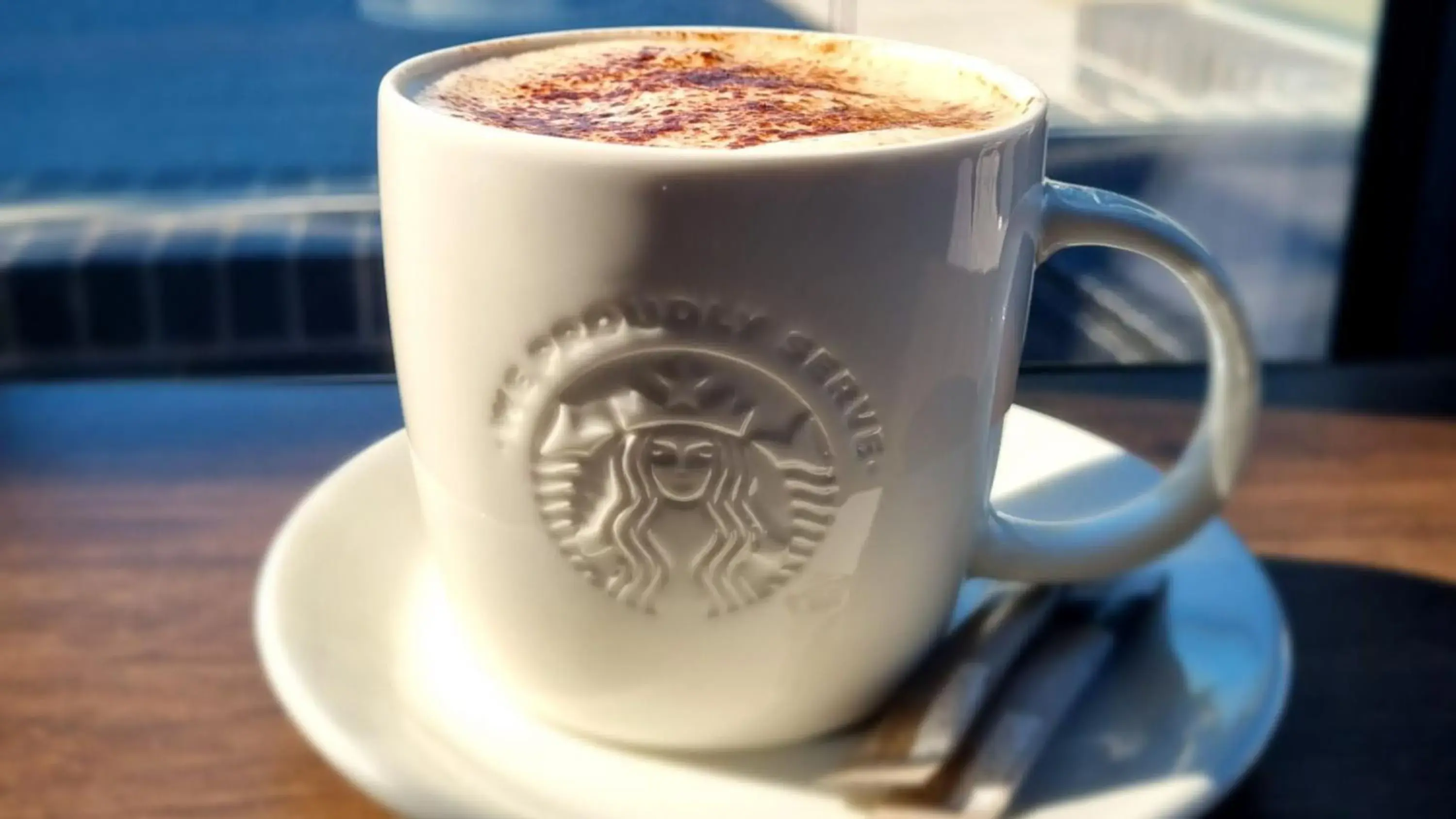 Lounge or bar in Holiday Inn London Gatwick - Worth by IHG Lounge or bar in Holiday Inn London Gatwick - Worth by IHG