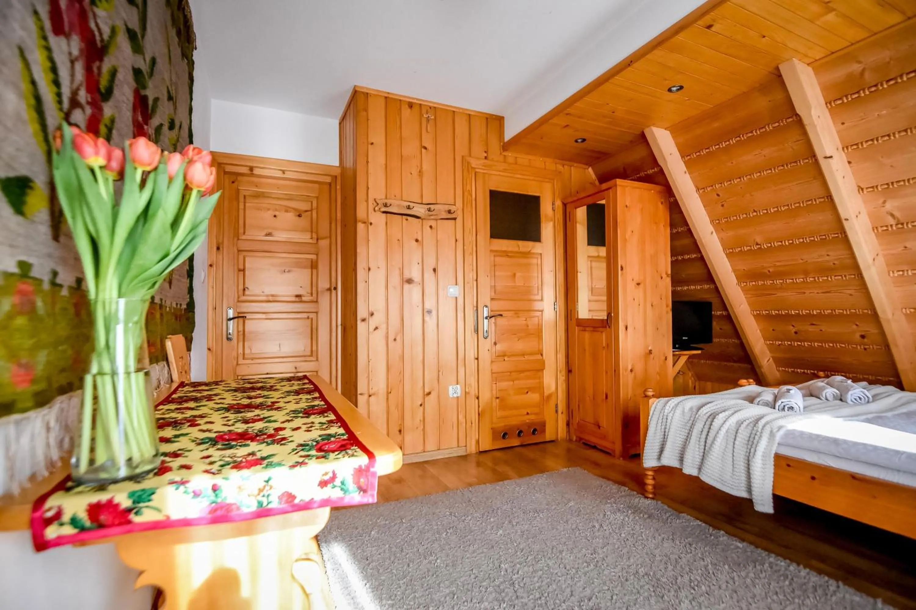 Photo of the whole room, Bed in U Króla