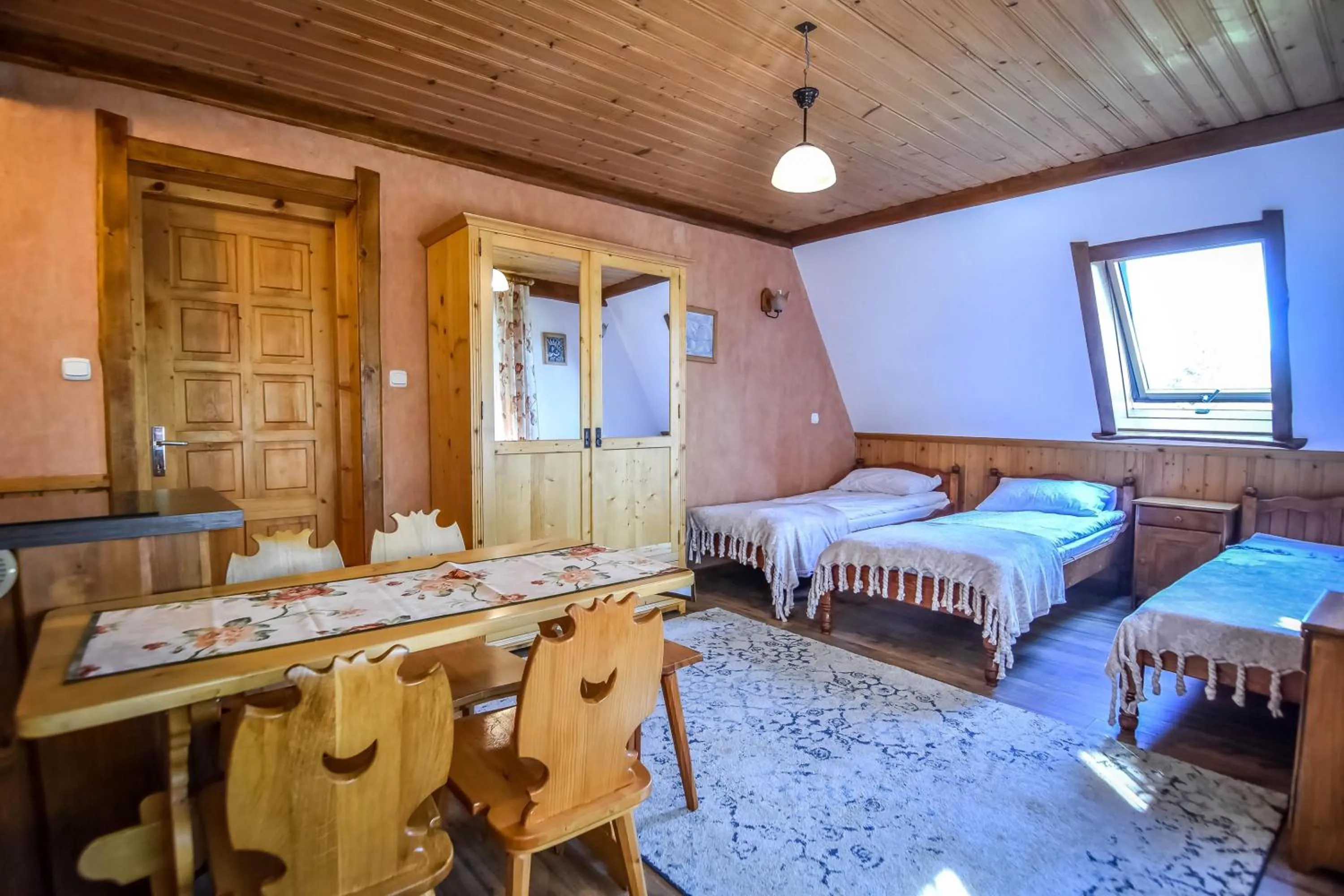 Photo of the whole room, Bed in U Króla