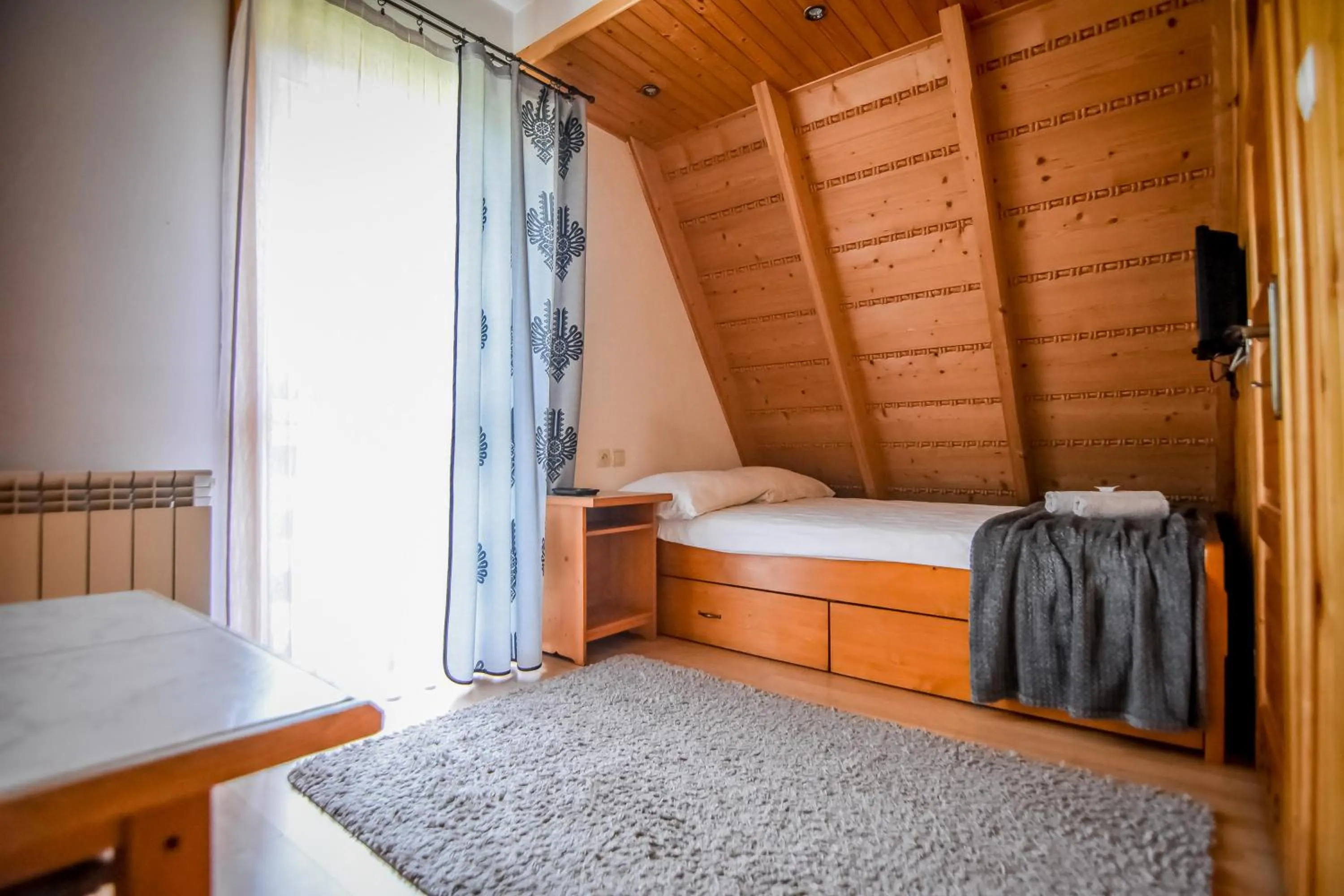 Photo of the whole room, Bed in U Króla