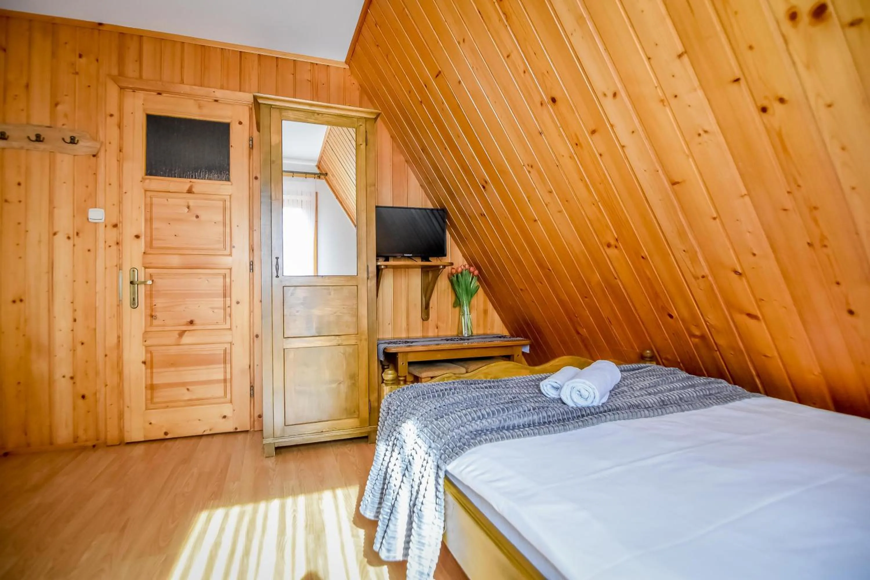 Photo of the whole room, Bed in U Króla