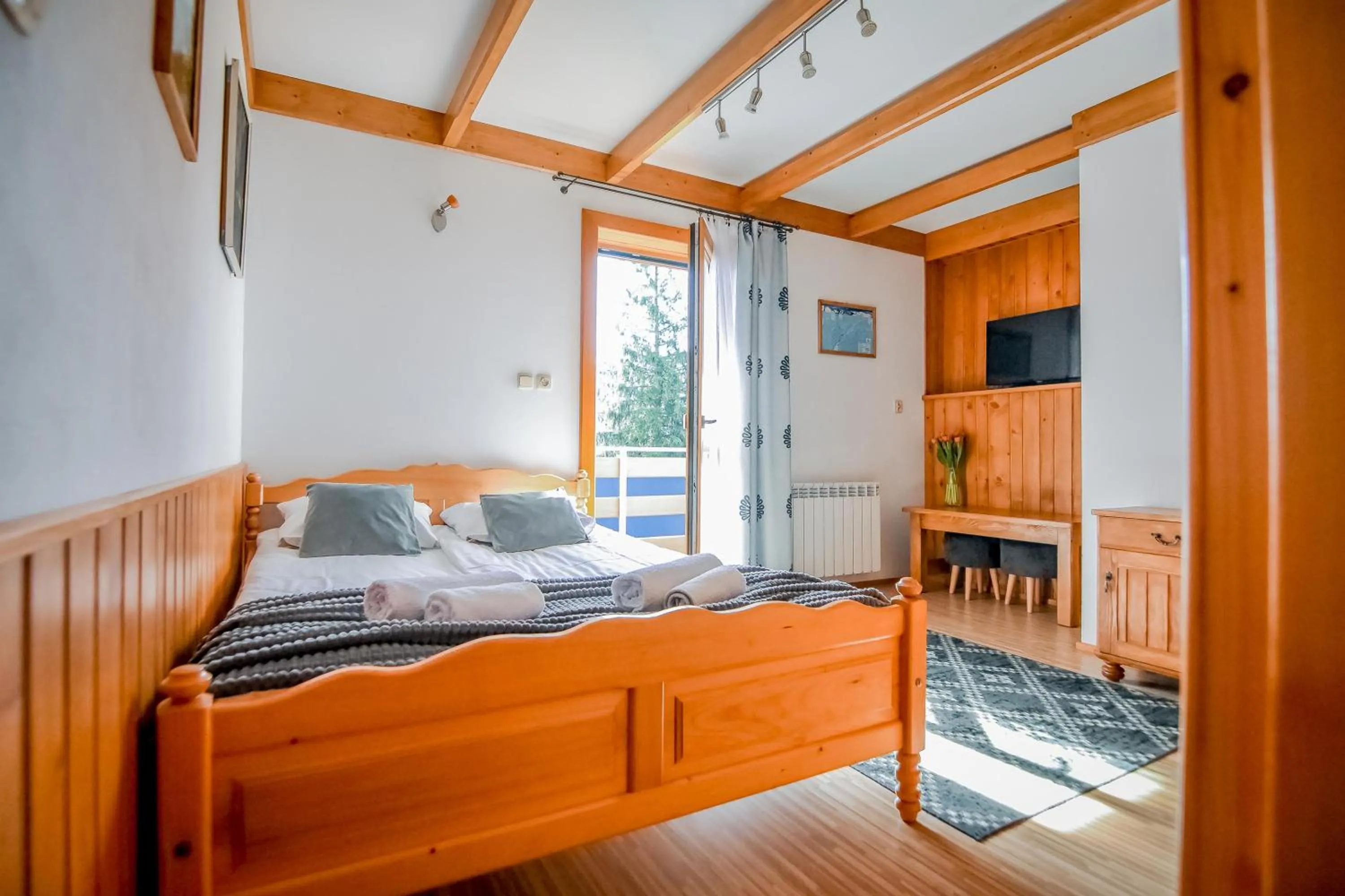 Photo of the whole room, Bed in U Króla