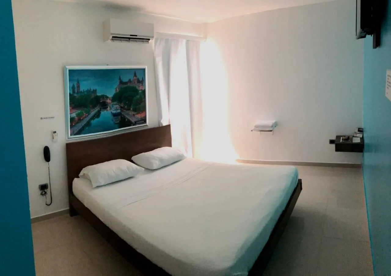 Standard Queen Room - single occupancy in Hotel Suites Caribe