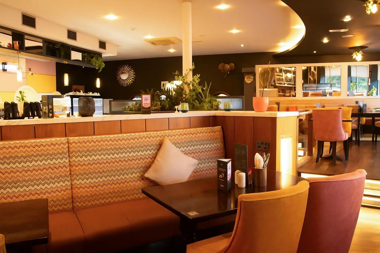 Restaurant/places to eat in Great National South Court Hotel