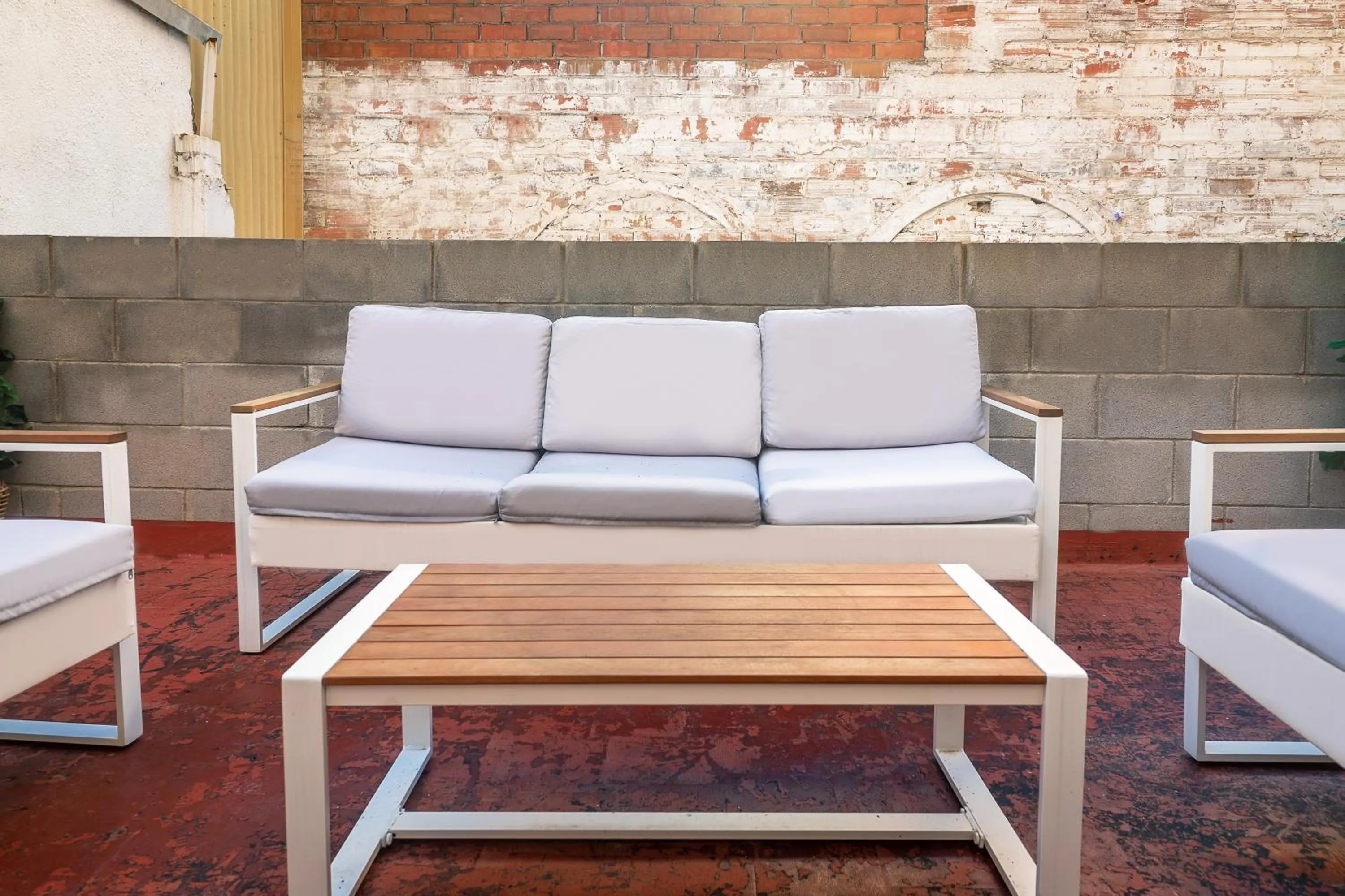 Balcony/Terrace in Modern Catalan Apartments by Olala Homes