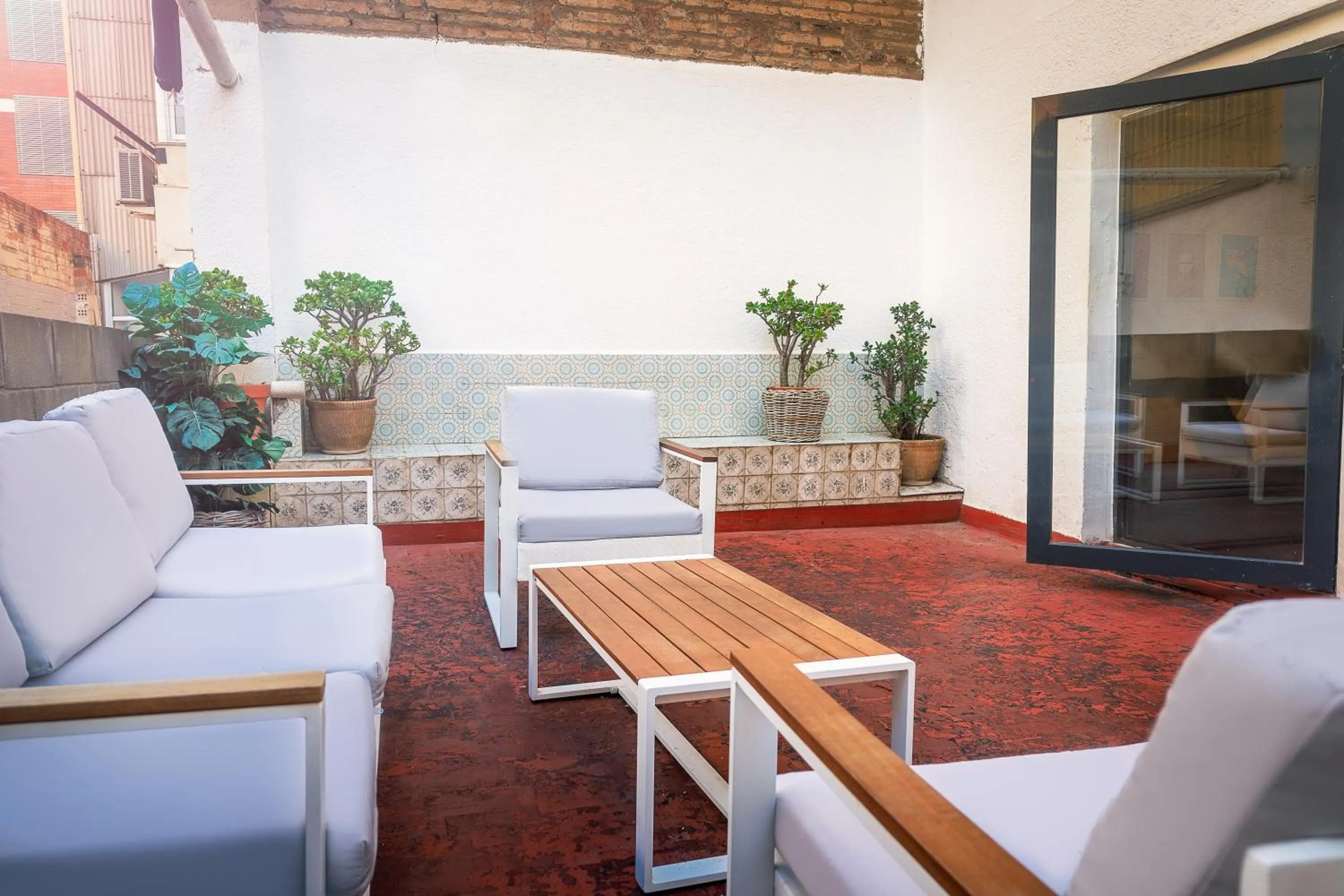 Balcony/Terrace in Modern Catalan Apartments by Olala Homes