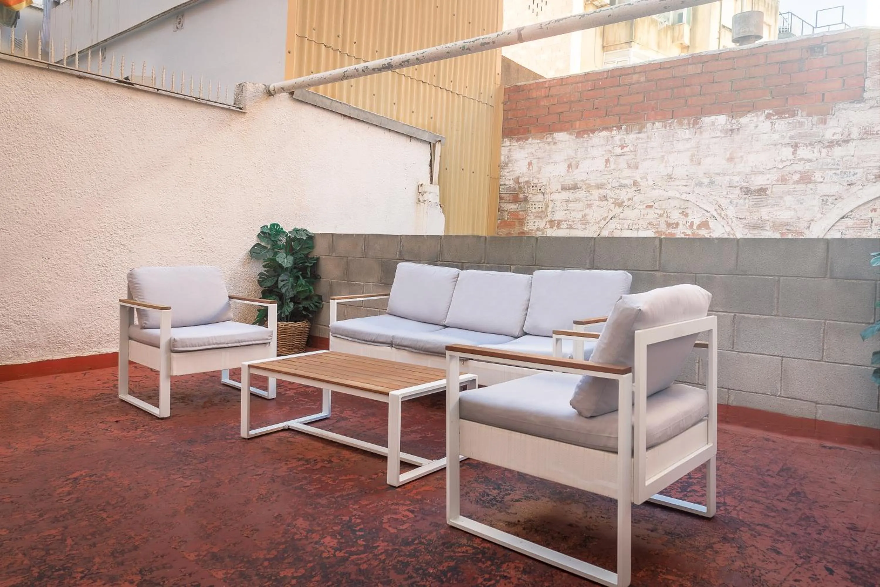 Balcony/Terrace in Modern Catalan Apartments by Olala Homes