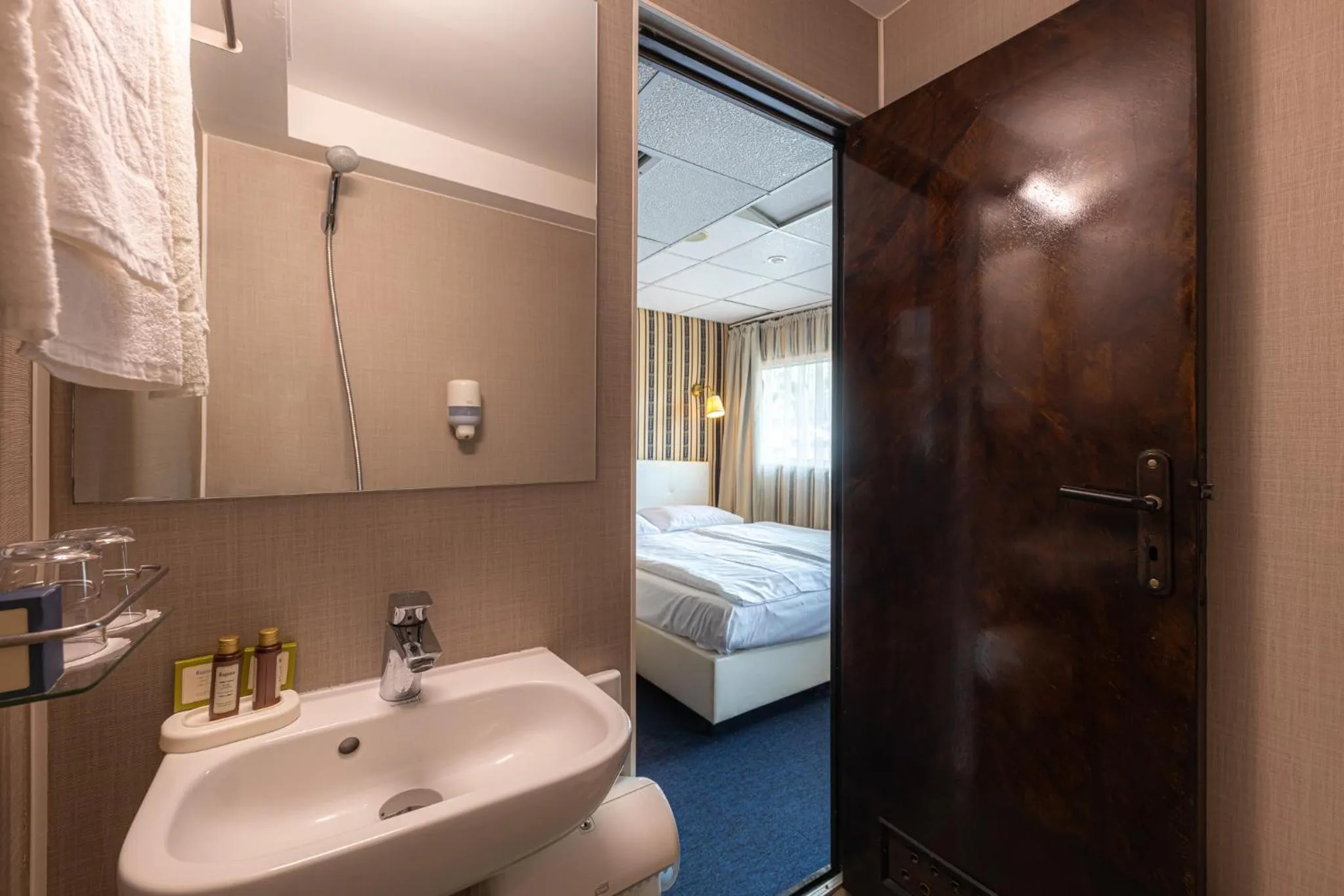 Bathroom, Bed in Grand Jules - Boat Hotel