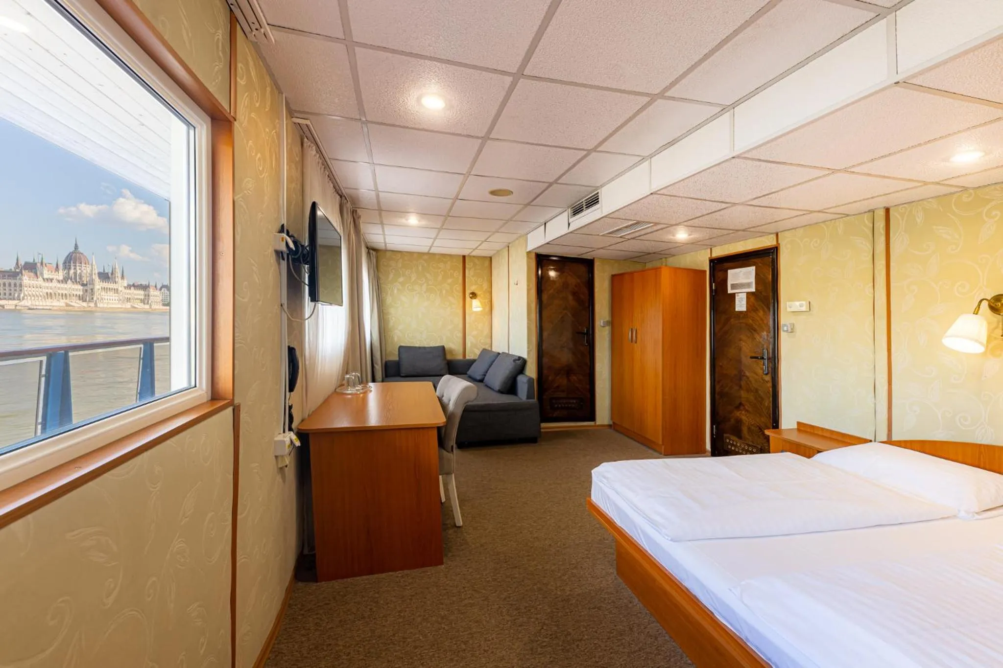 Photo of the whole room, Bed in Grand Jules - Boat Hotel
