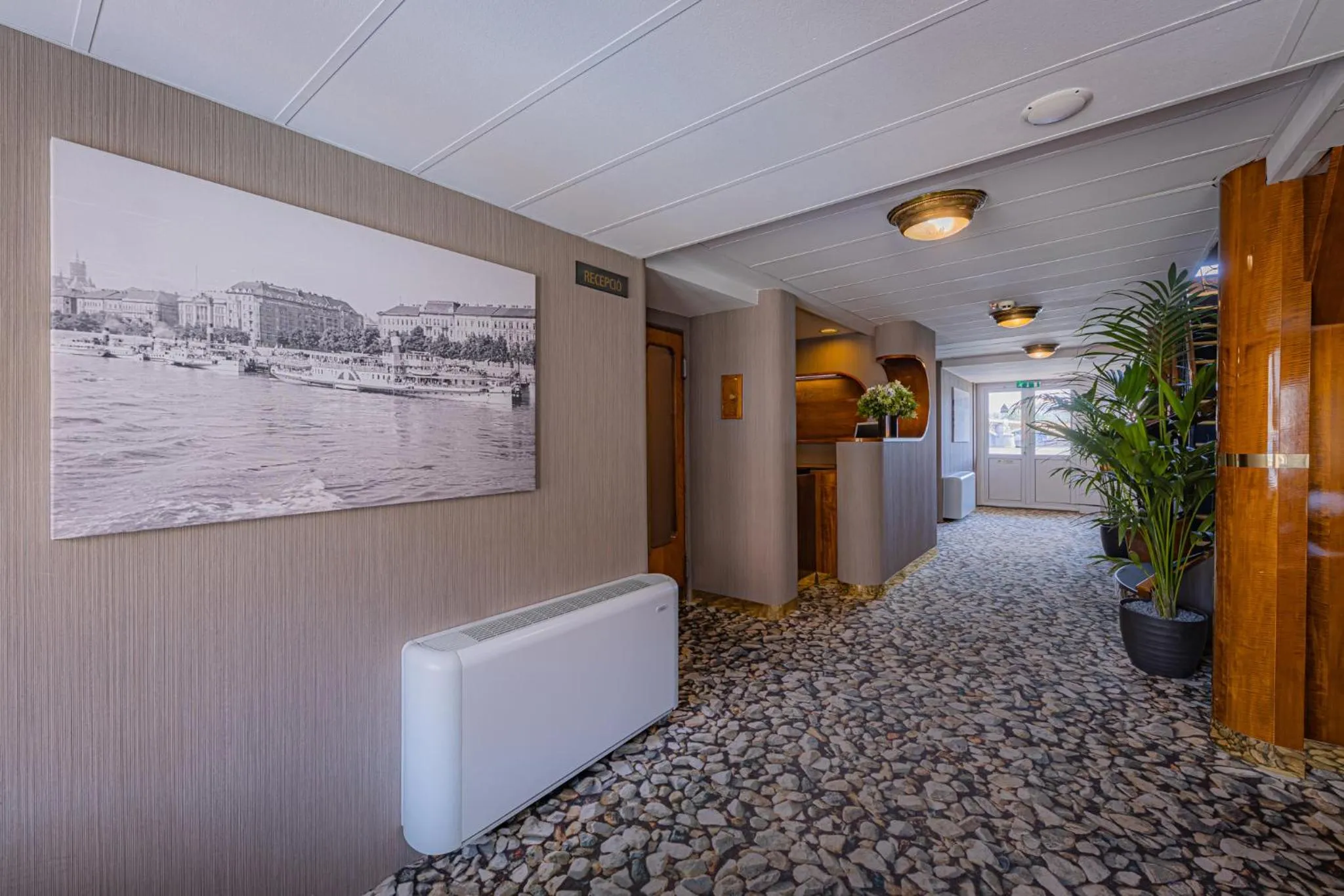 Property building in Grand Jules - Boat Hotel