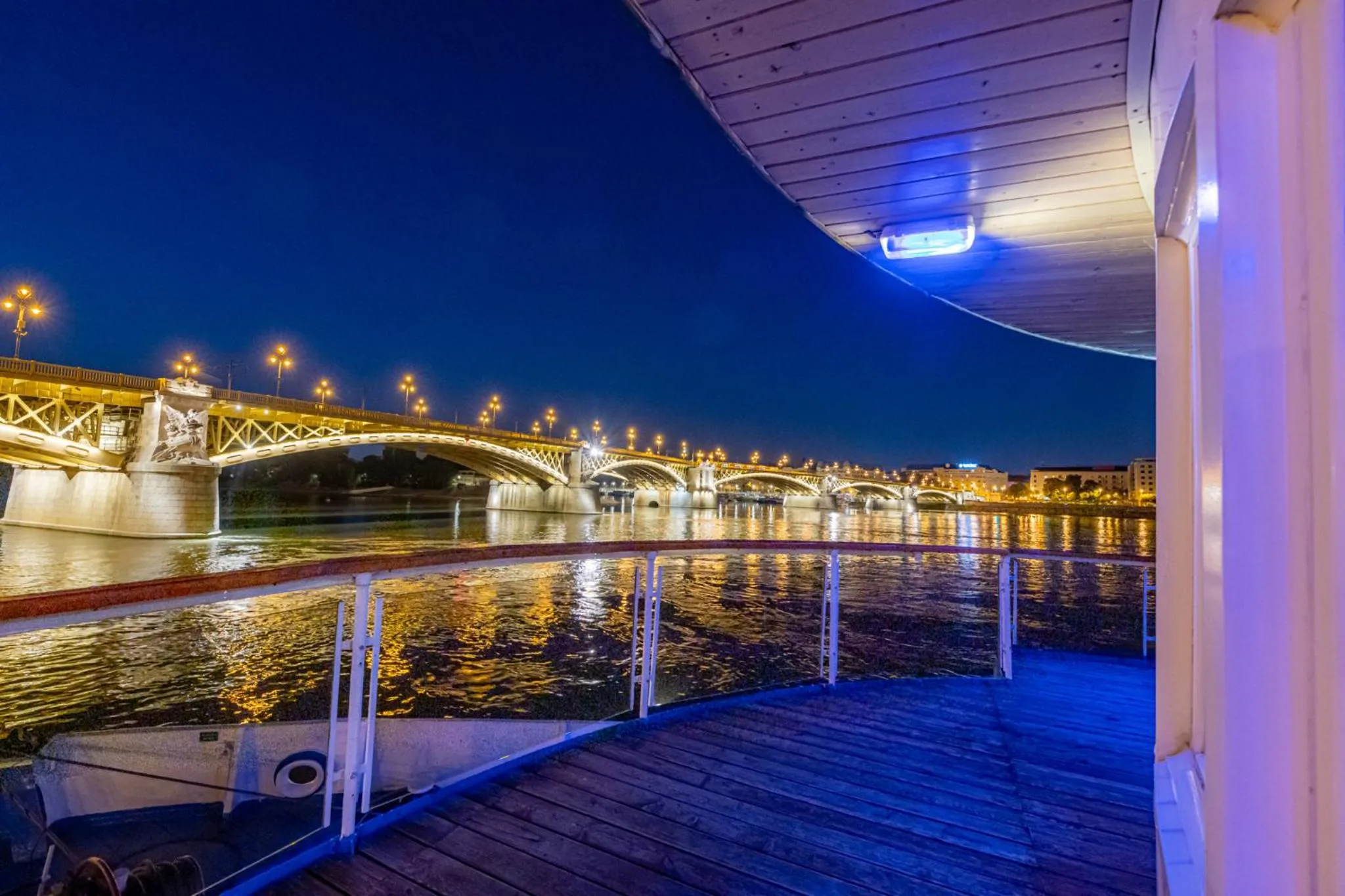 Property building in Grand Jules - Boat Hotel