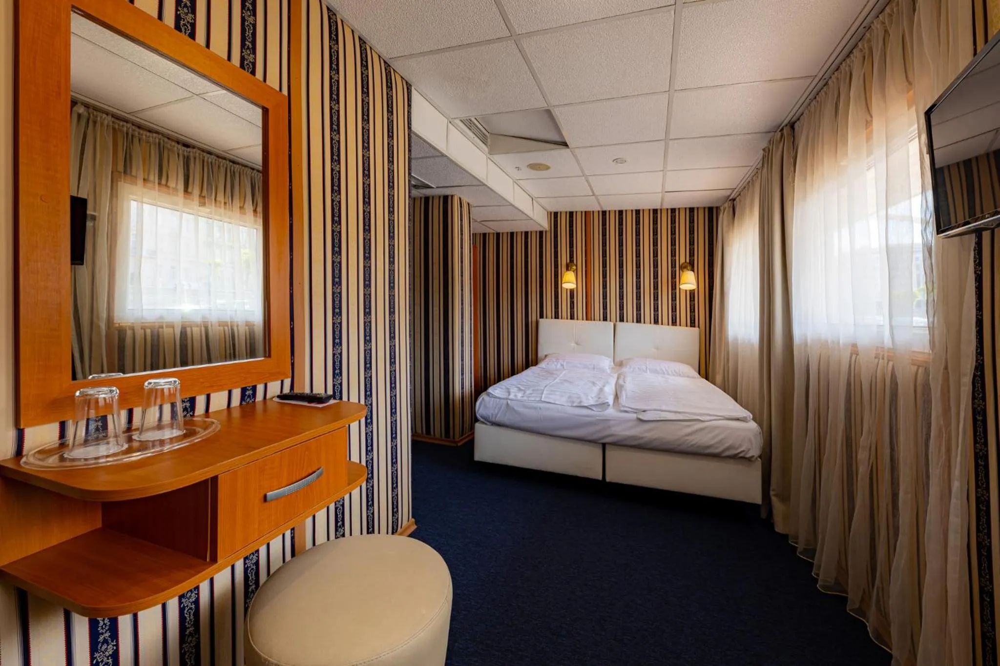 Bed in Grand Jules - Boat Hotel