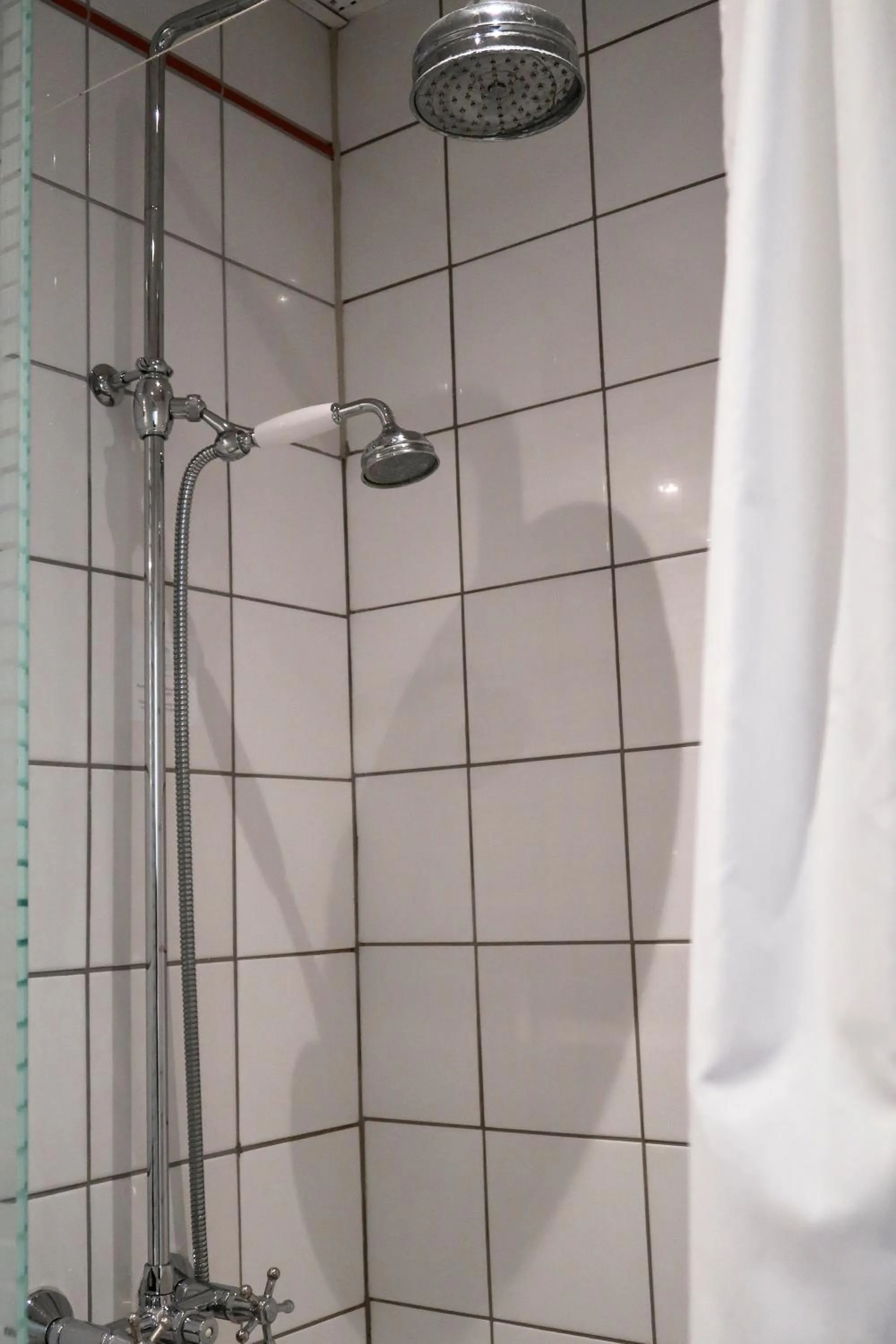 Shower in Hotel Alexandra