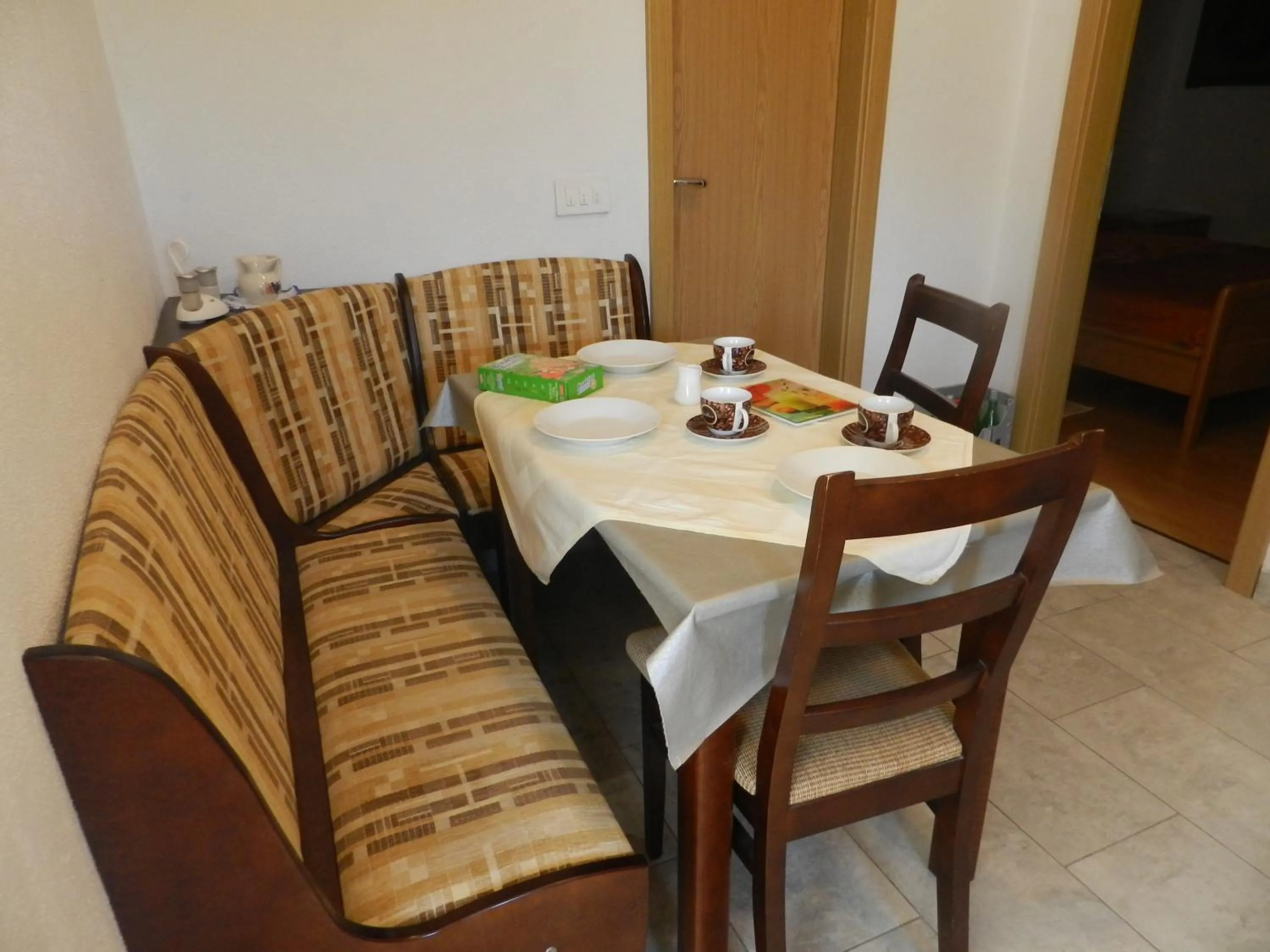 Dining area in Apartment Eli