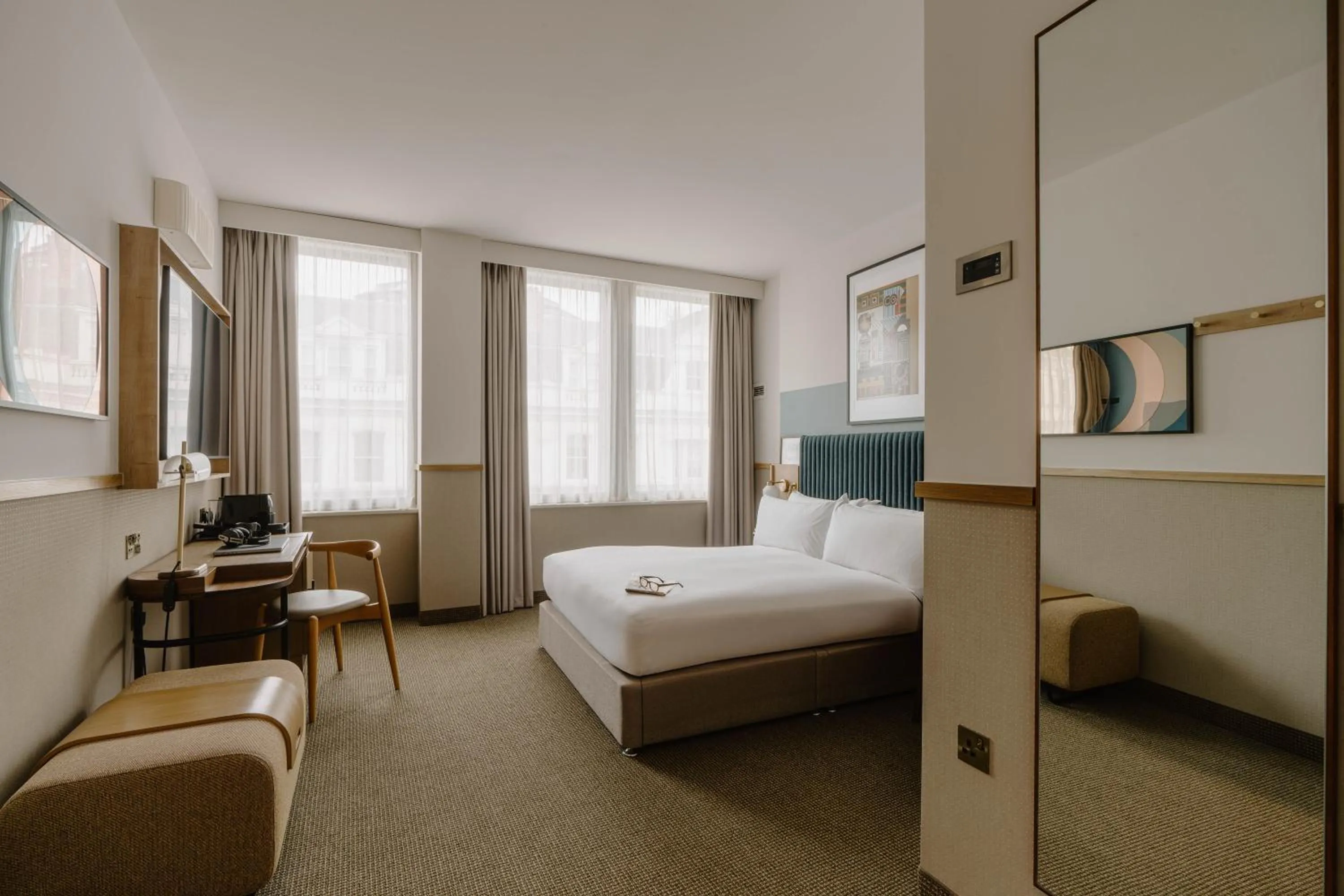 Seating area, Bed in Club Quarters Hotel St Paul's, London