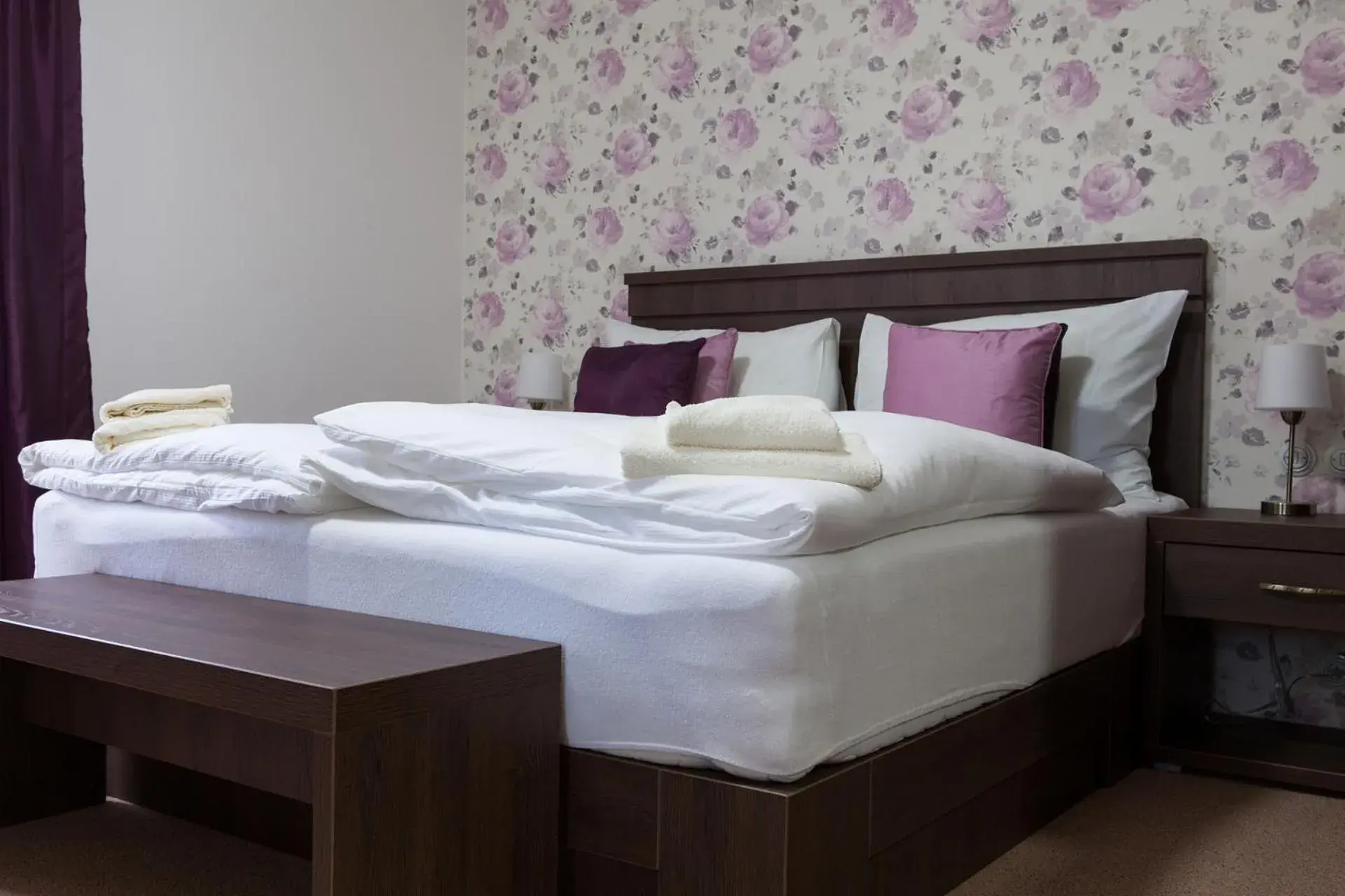 Deluxe King Suite - single occupancy in Villa Cafe Deluxe King Suite - single occupancy in Villa Cafe