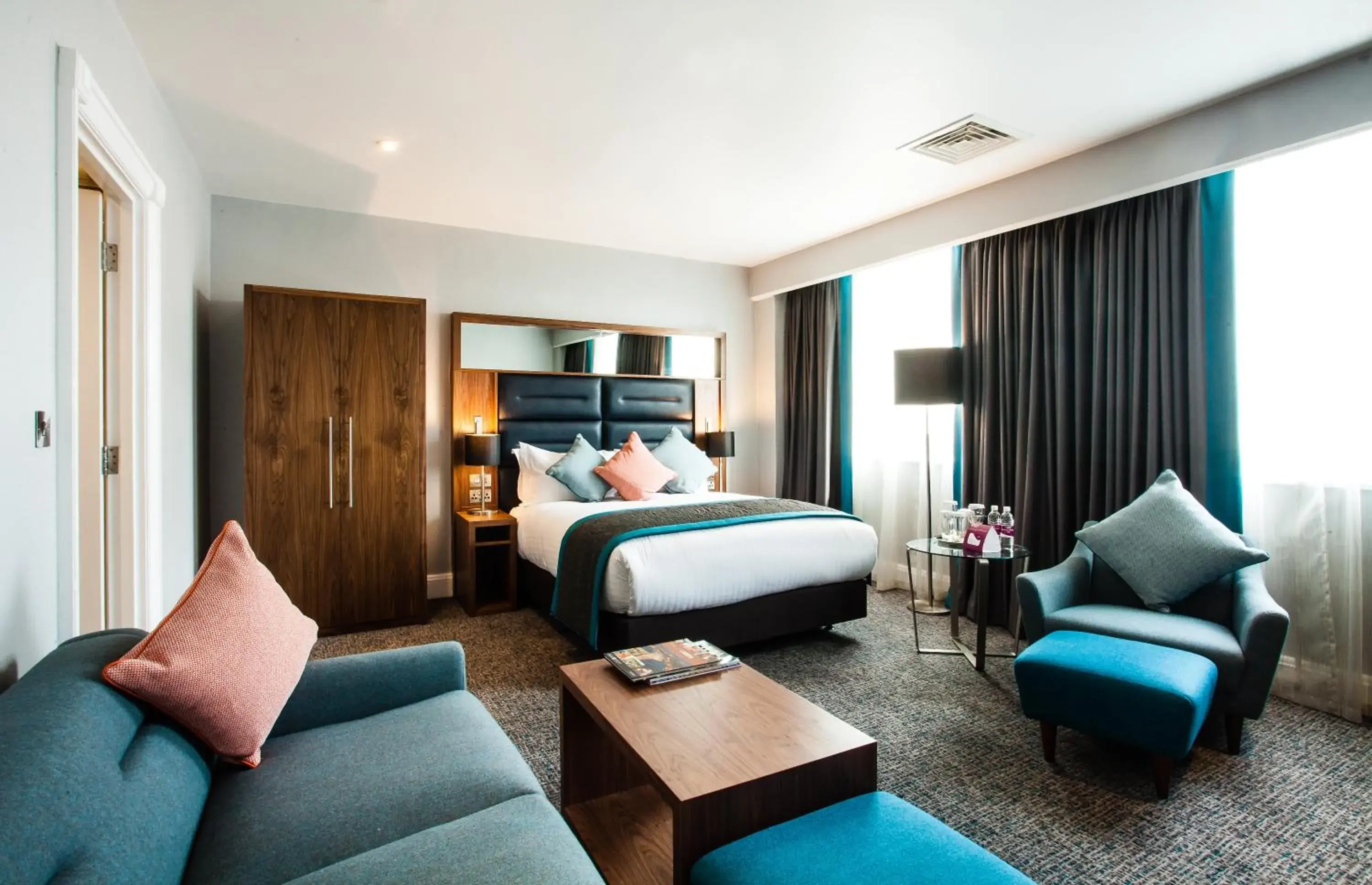 Photo of the whole room, Bed in Crowne Plaza Leeds by IHG Photo of the whole room, Bed in Crowne Plaza Leeds by IHG