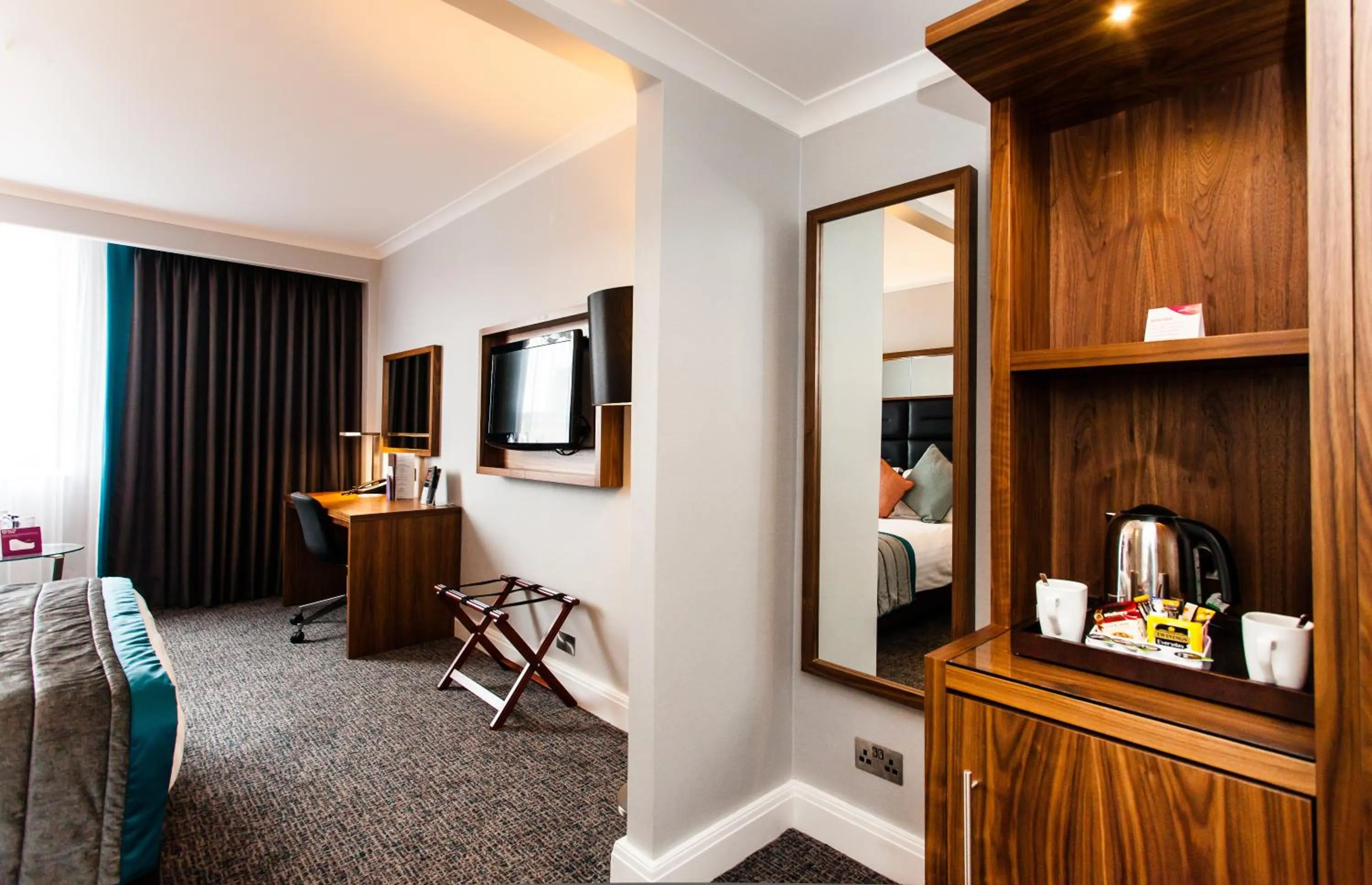 TV and multimedia, Bed in Crowne Plaza Leeds by IHG