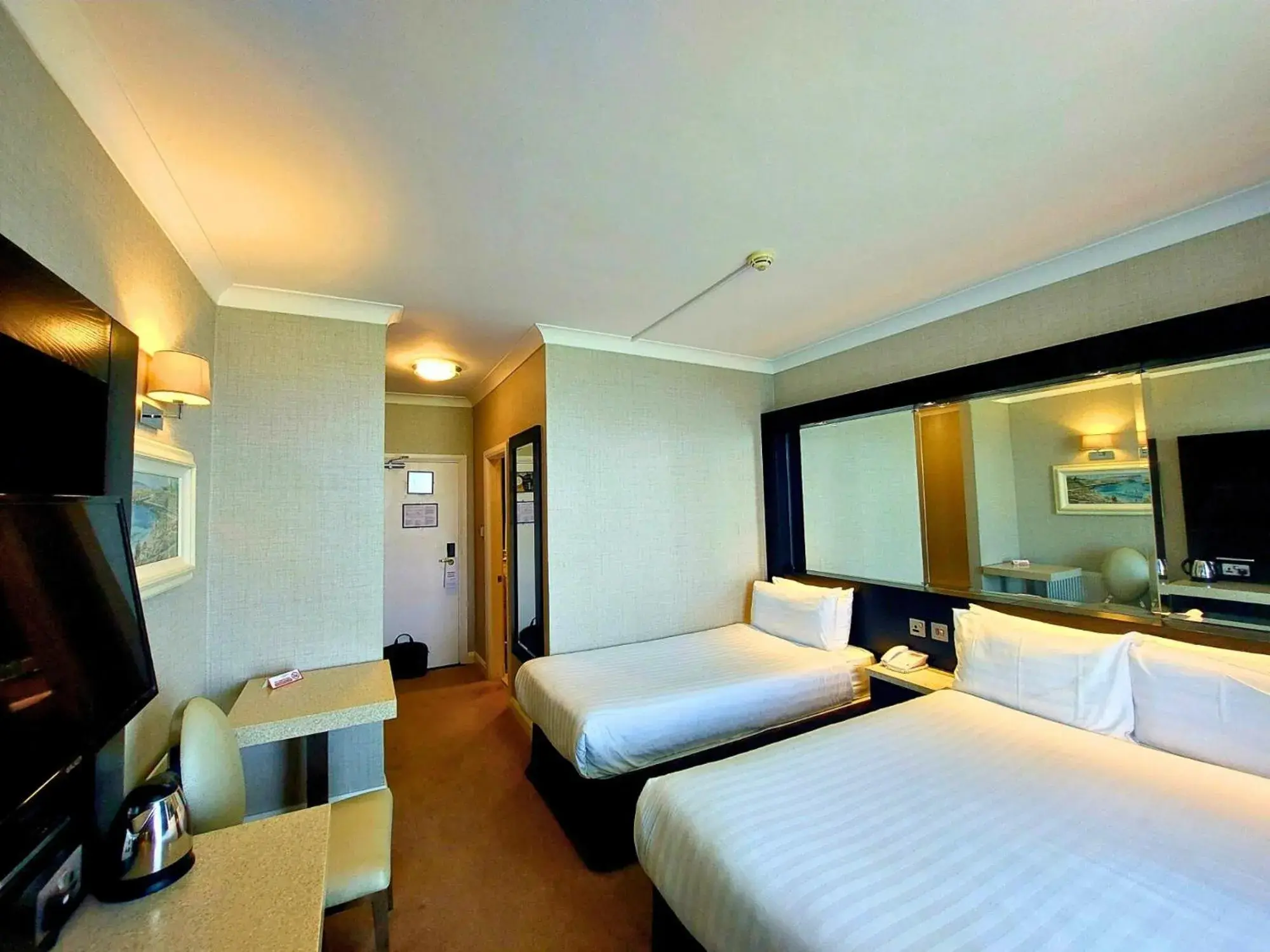 Double Room with Extra Bed in Flannery's Hotel Double Room with Extra Bed in Flannery's Hotel