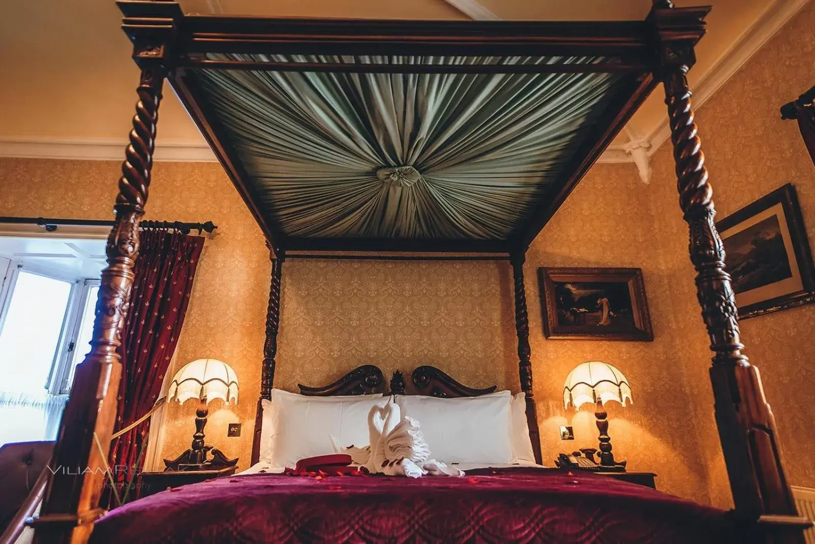 Property building, Bed in Abbey Hotel Roscommon Property building, Bed in Abbey Hotel Roscommon