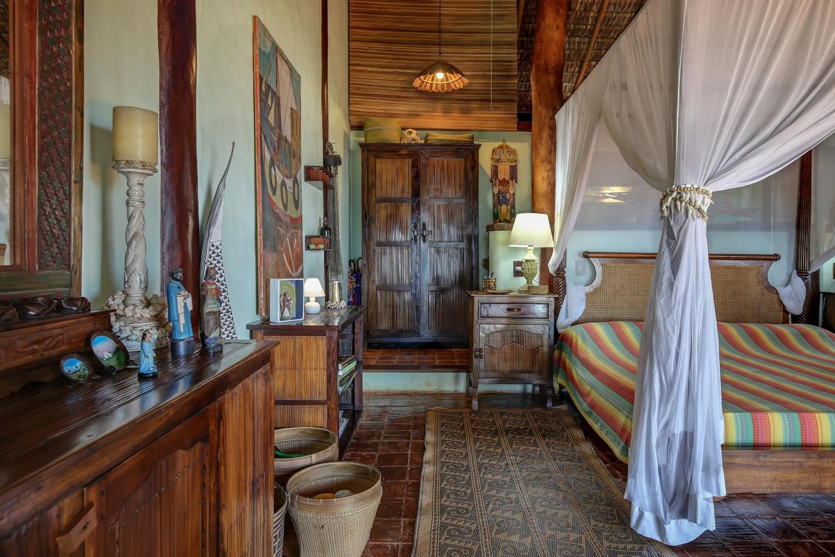 Photo of the whole room in Charmoso bangalô balinês pé na areia Outeiro das Brisas