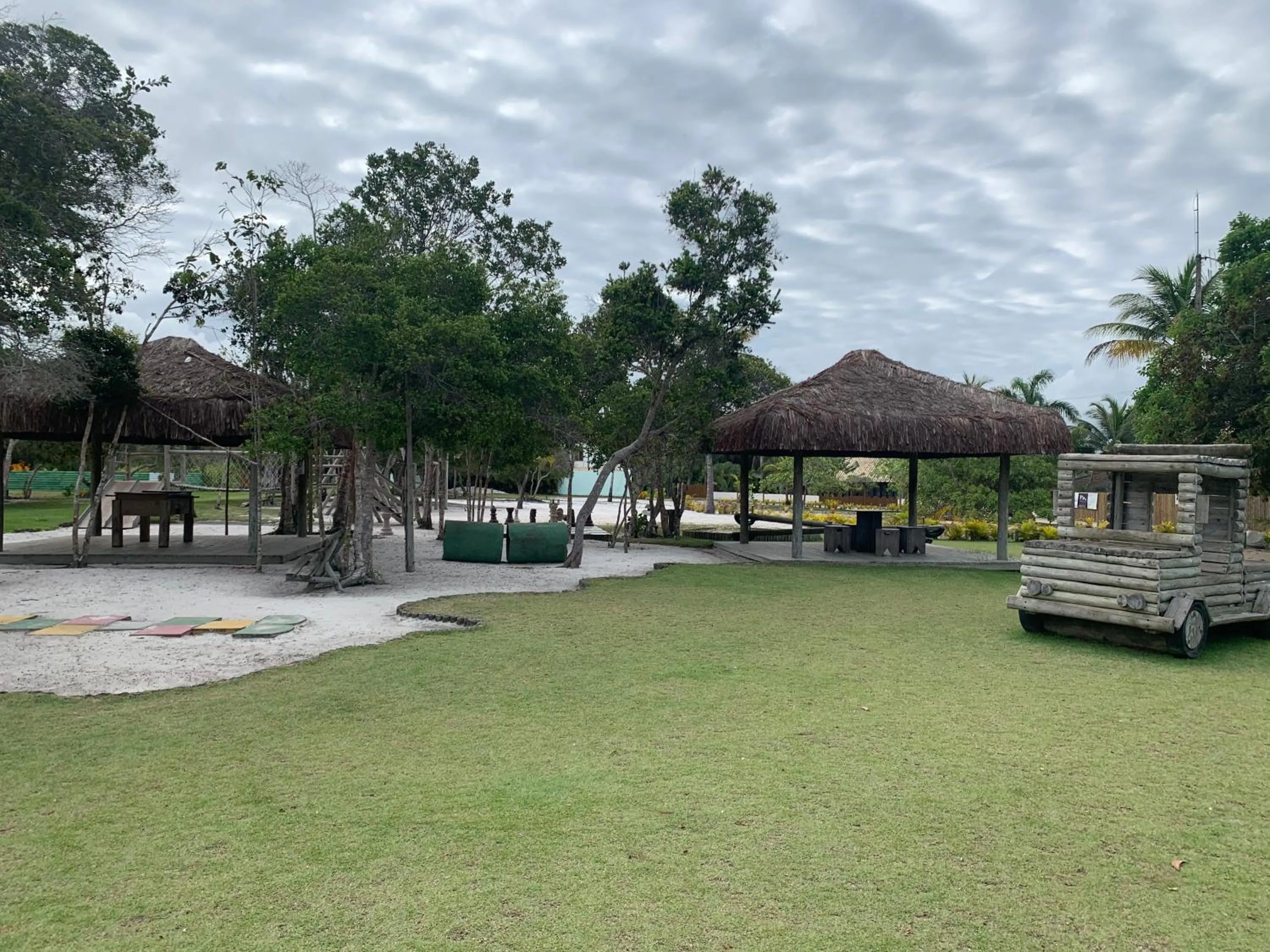 Children play ground in Charmoso bangalô balinês pé na areia Outeiro das Brisas