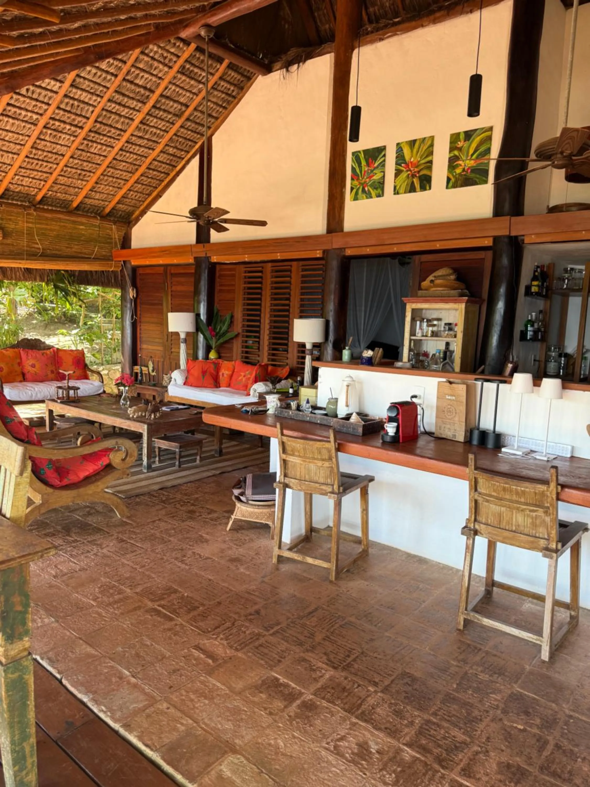 Seating area in Charmoso bangalô balinês pé na areia Outeiro das Brisas