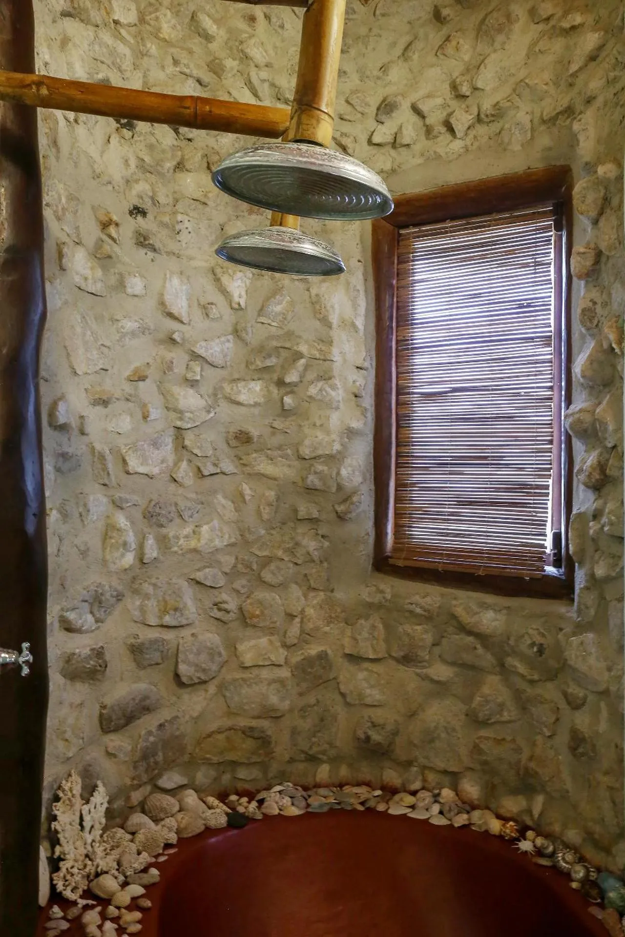 Bathroom in Charmoso bangalô balinês pé na areia Outeiro das Brisas