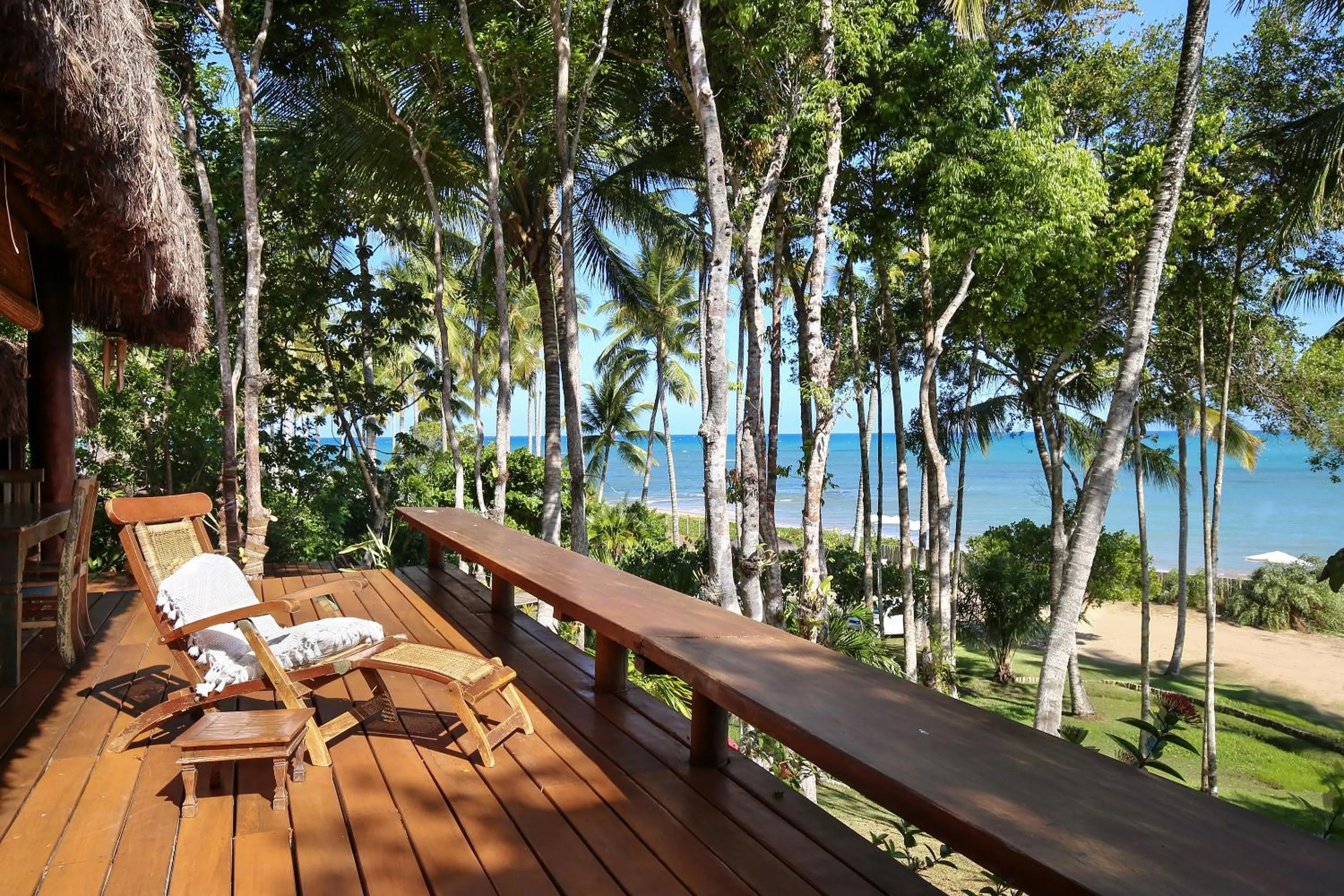 Balcony/Terrace in Charmoso bangalô balinês pé na areia Outeiro das Brisas