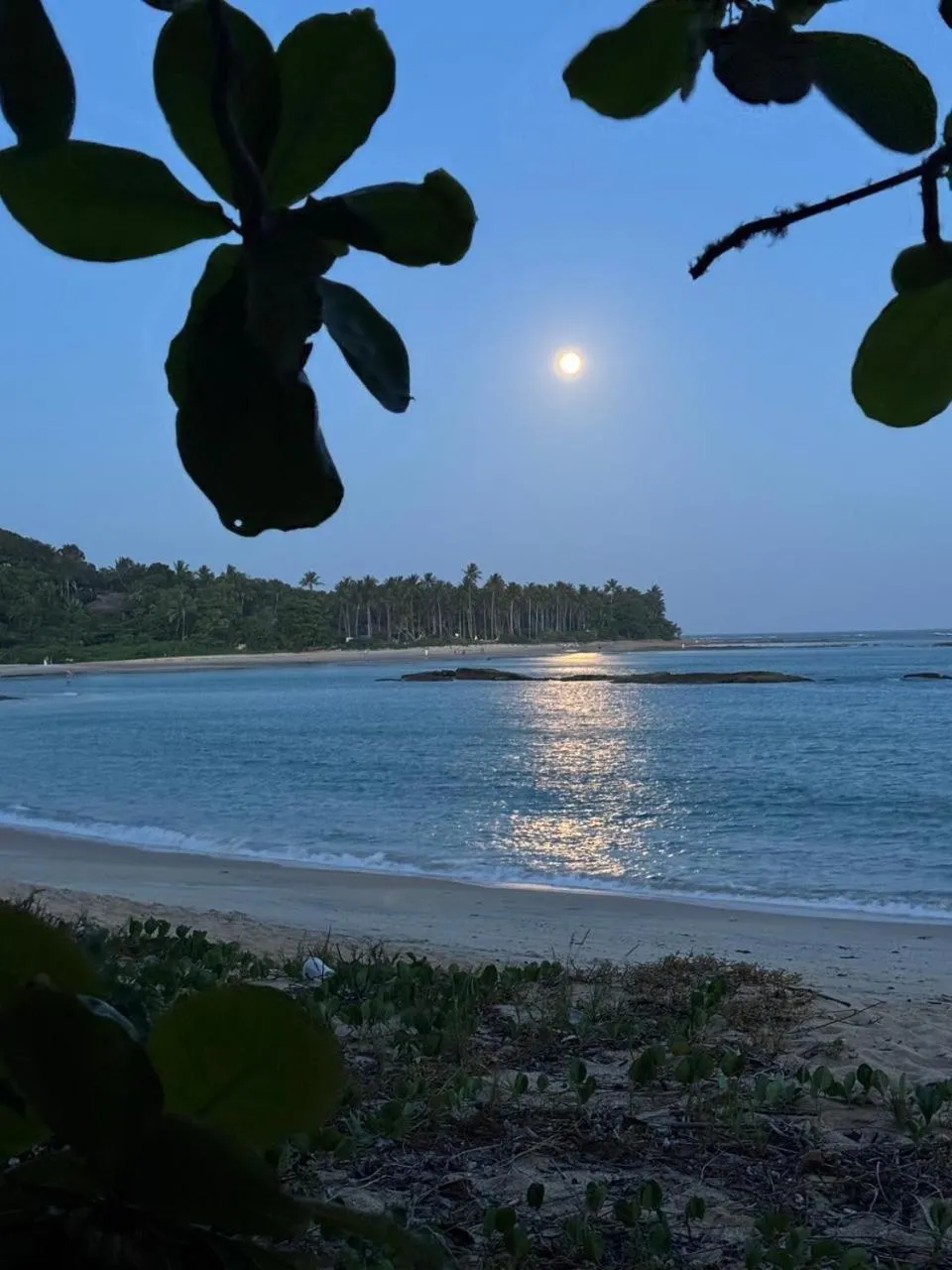 Charmoso bangalô balinês pé na areia Outeiro das Brisas