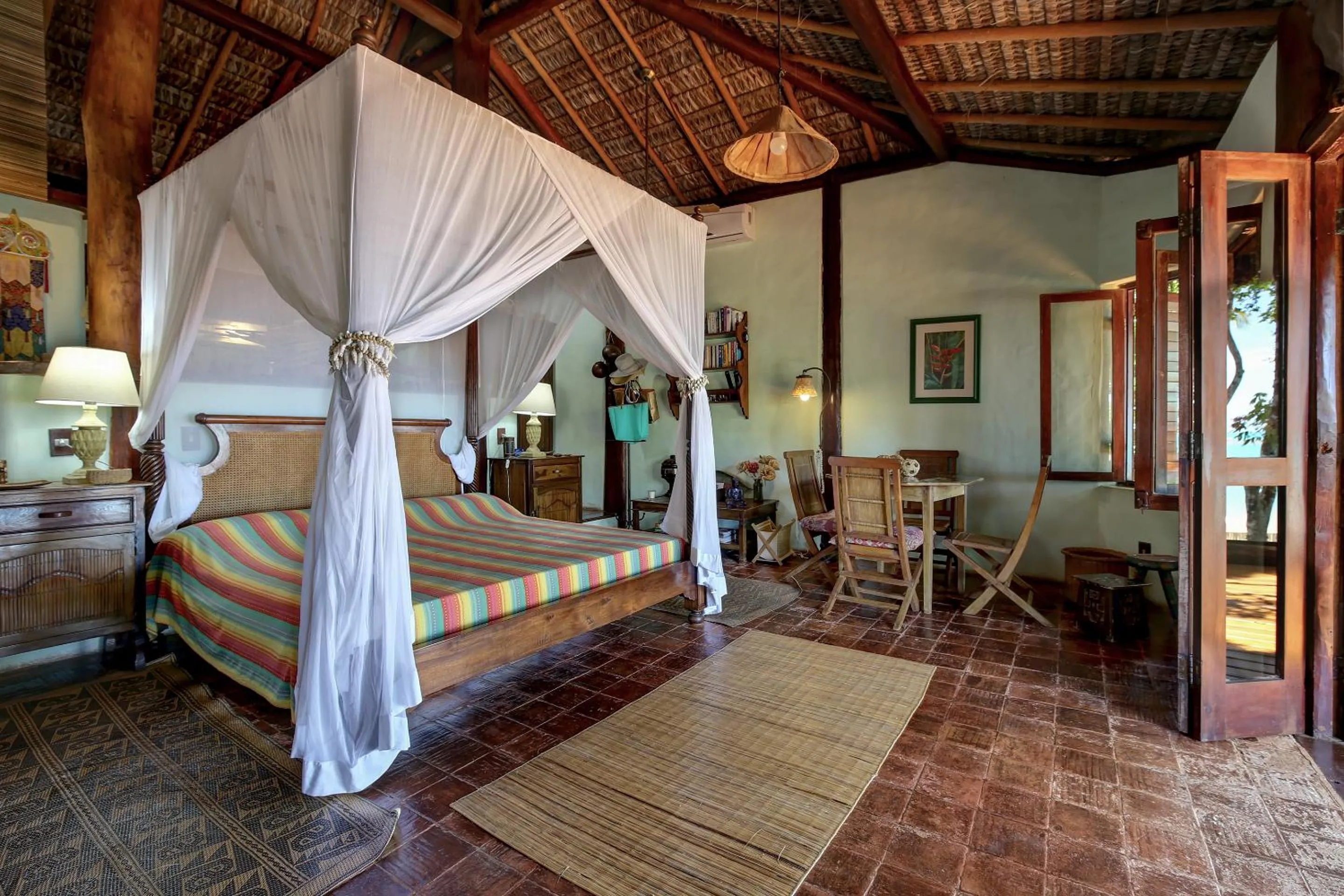 Photo of the whole room, Bed in Charmoso bangalô balinês pé na areia Outeiro das Brisas