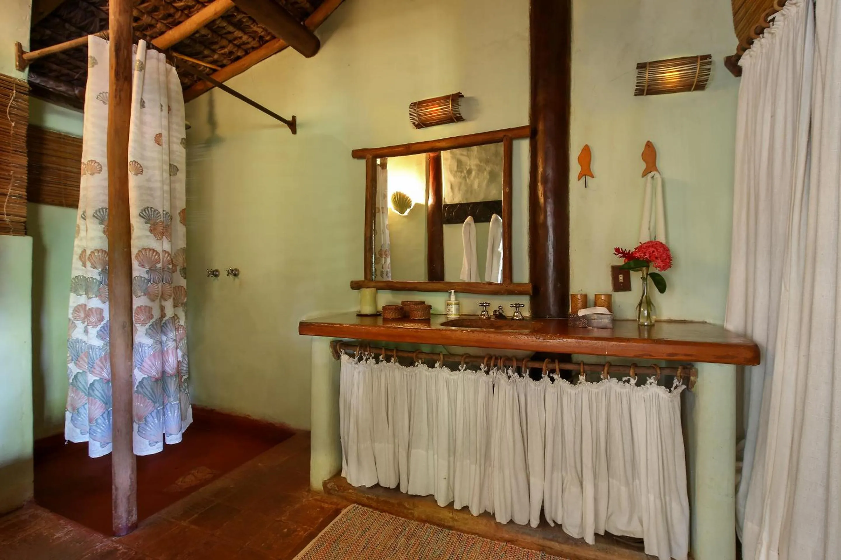 Bathroom in Charmoso bangalô balinês pé na areia Outeiro das Brisas