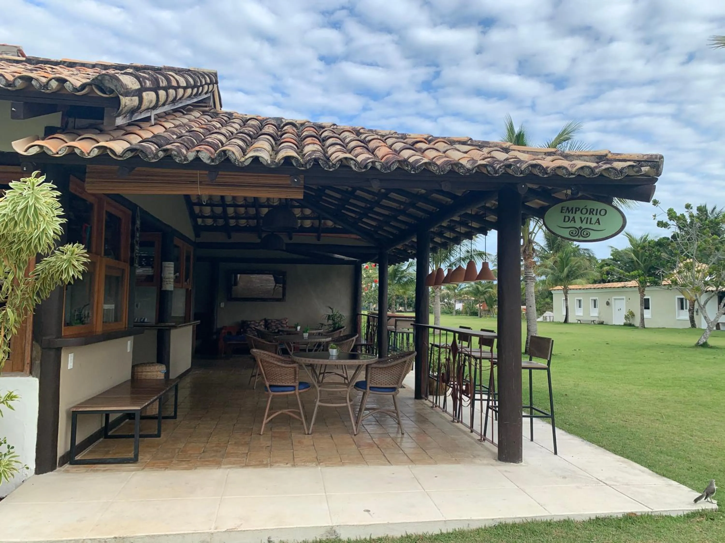 Restaurant/places to eat in Charmoso bangalô balinês pé na areia Outeiro das Brisas