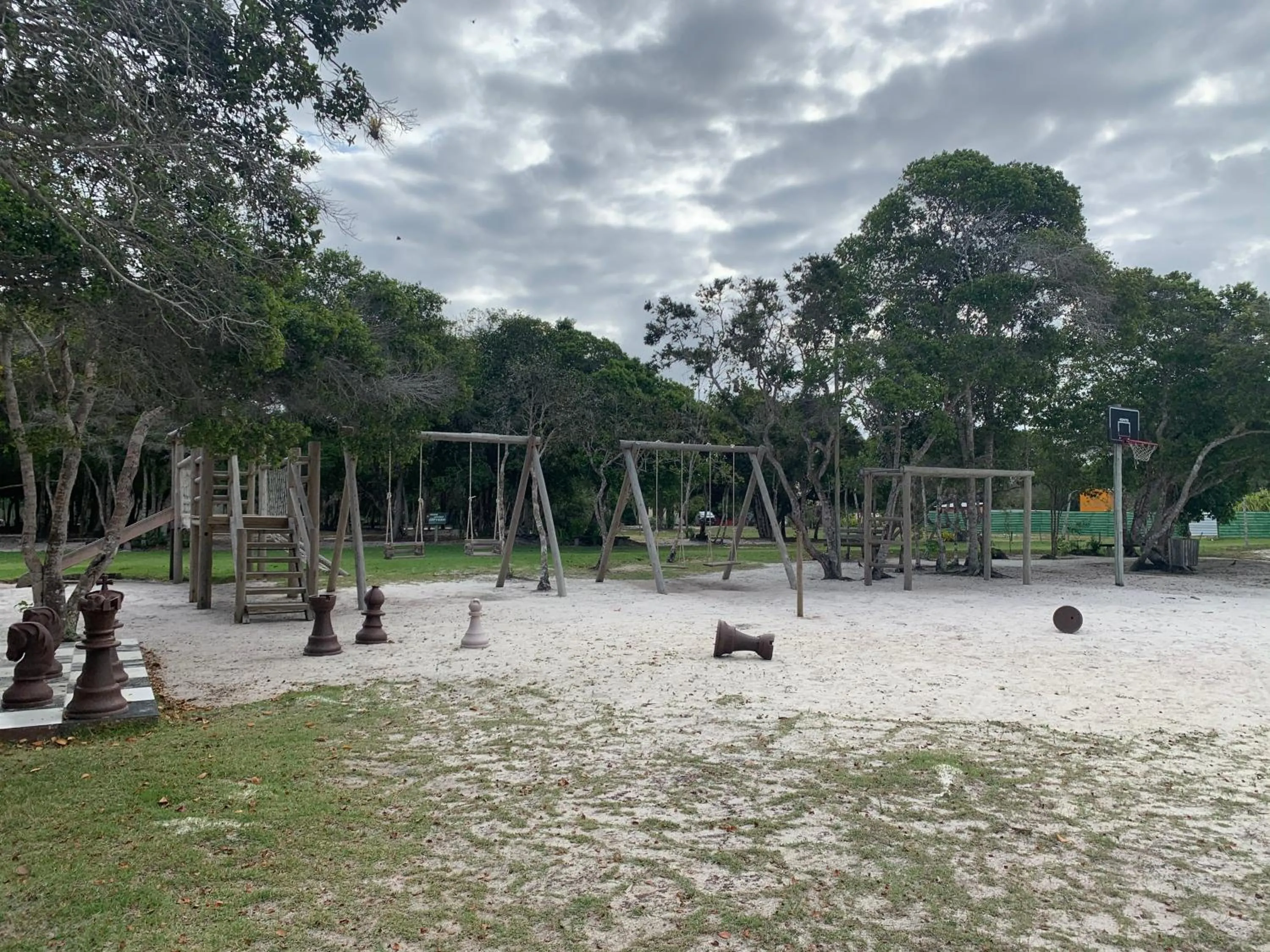 Children play ground in Charmoso bangalô balinês pé na areia Outeiro das Brisas