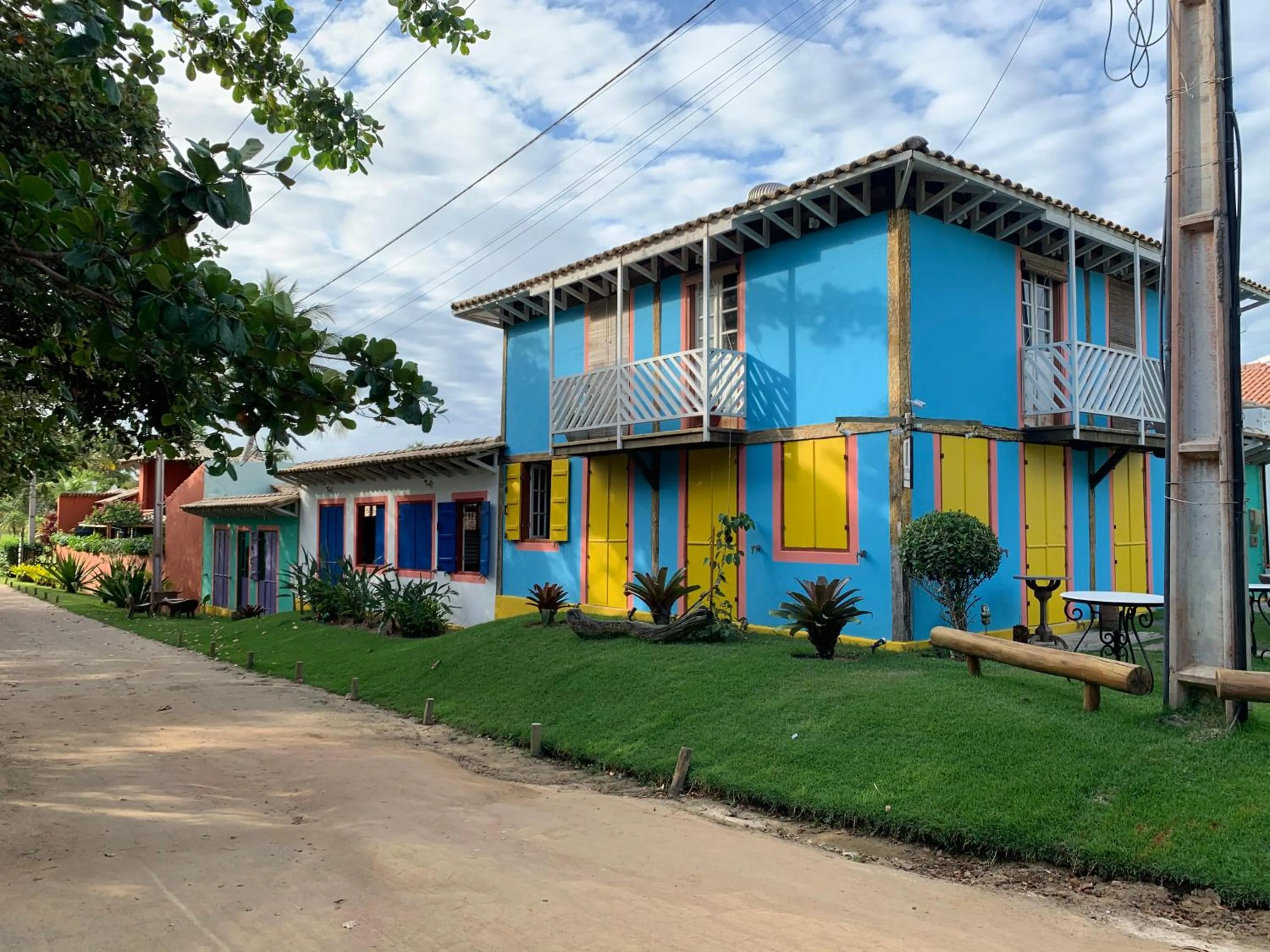 Restaurant/places to eat in Charmoso bangalô balinês pé na areia Outeiro das Brisas