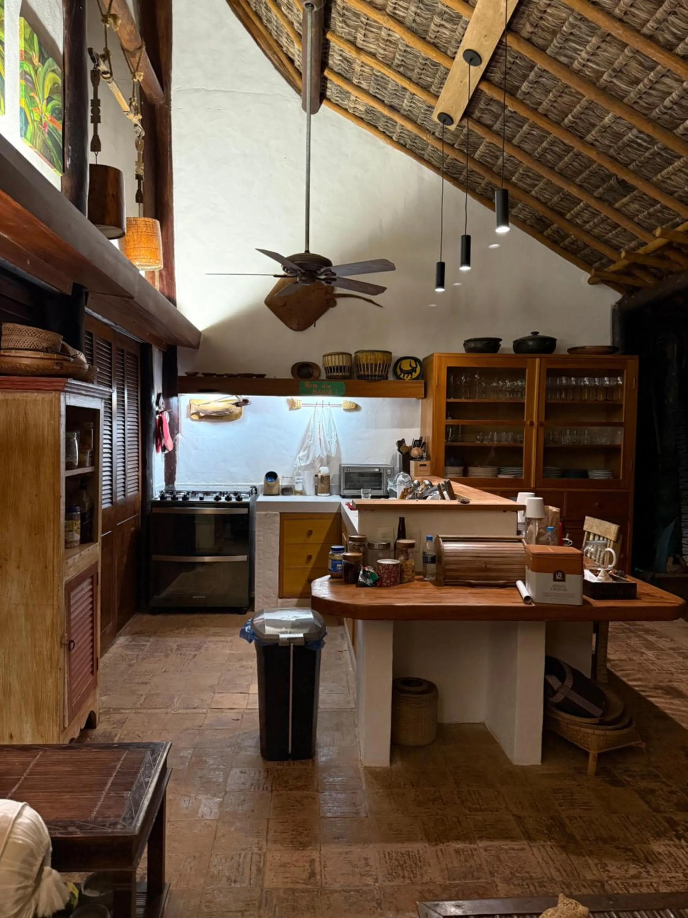 Kitchen or kitchenette in Charmoso bangalô balinês pé na areia Outeiro das Brisas