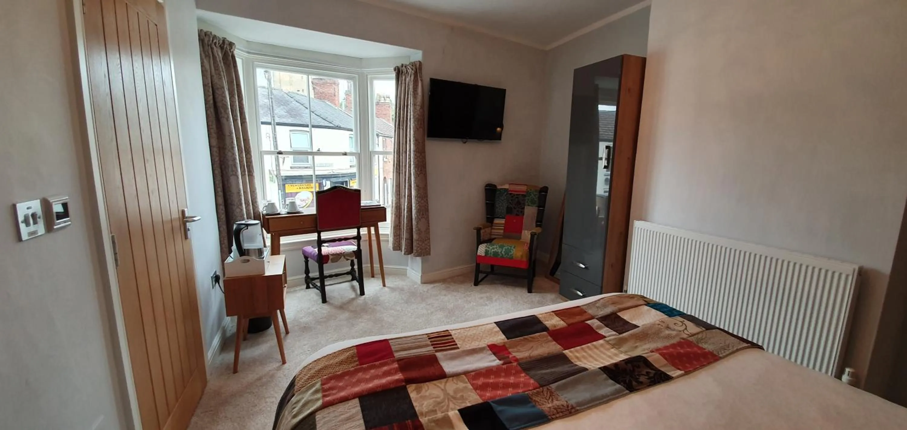 Photo of the whole room, Bed in The Bronze Pig