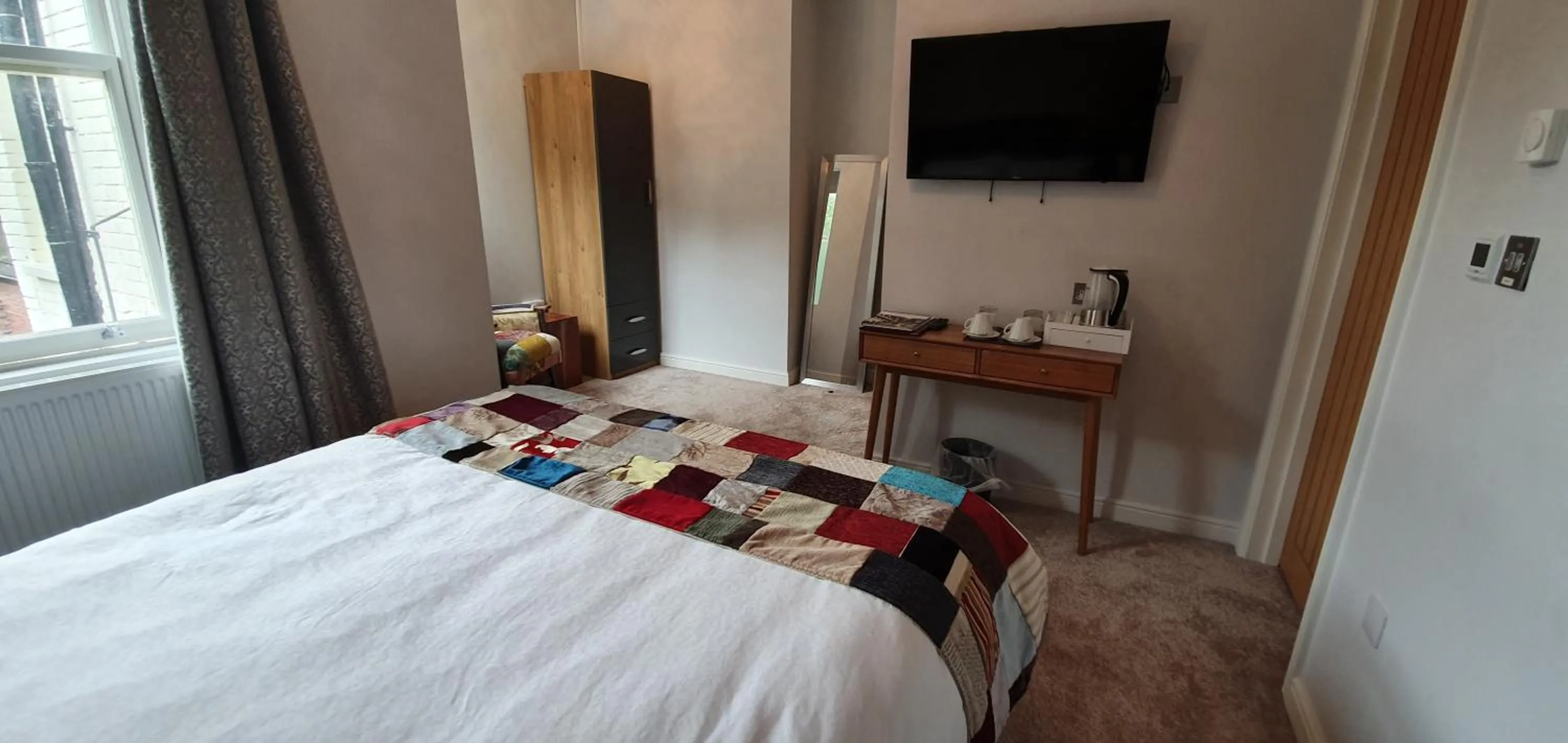 Photo of the whole room, Bed in The Bronze Pig