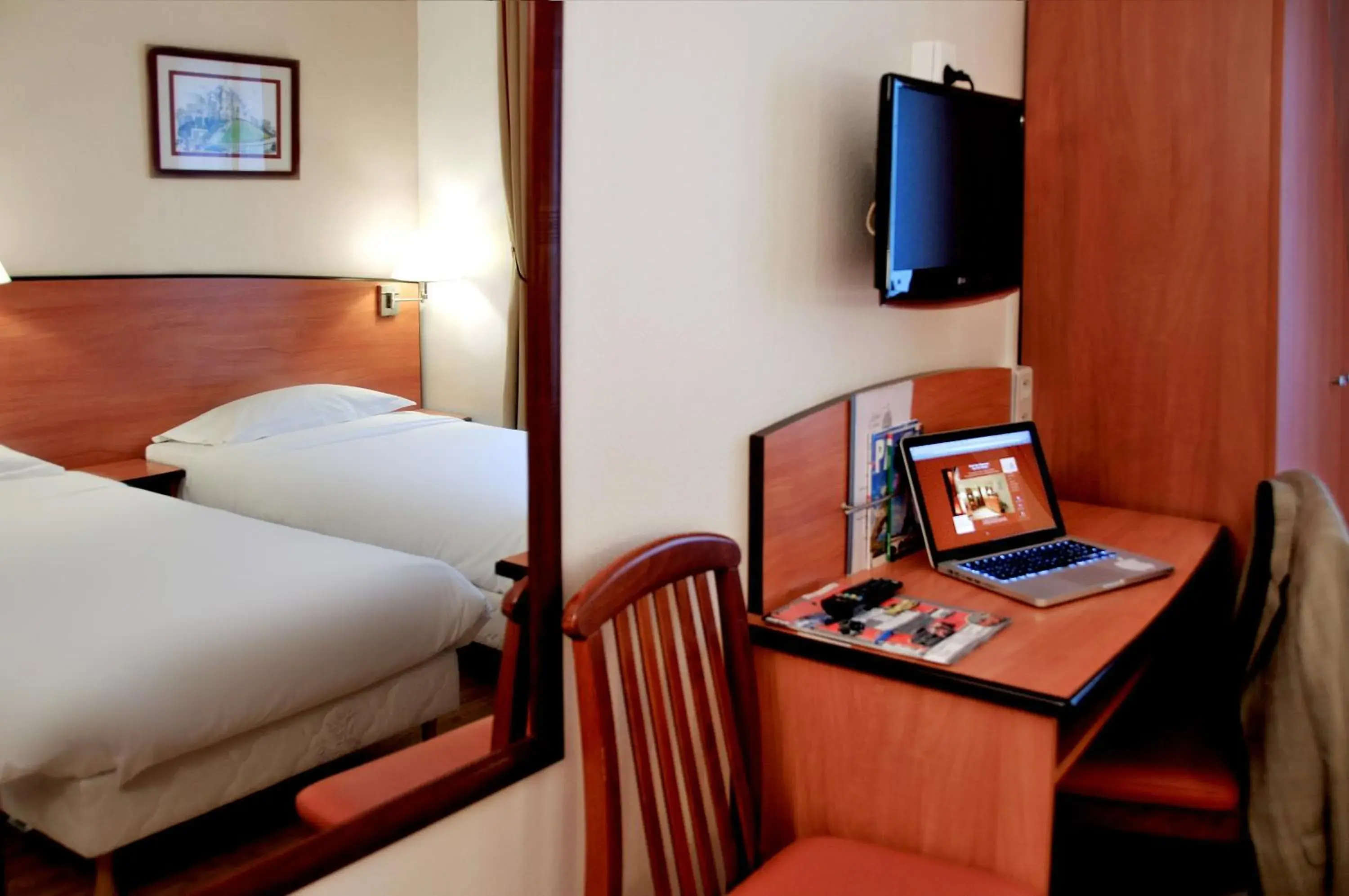 Triple Room in Hotel Eden Montmartre Triple Room in Hotel Eden Montmartre