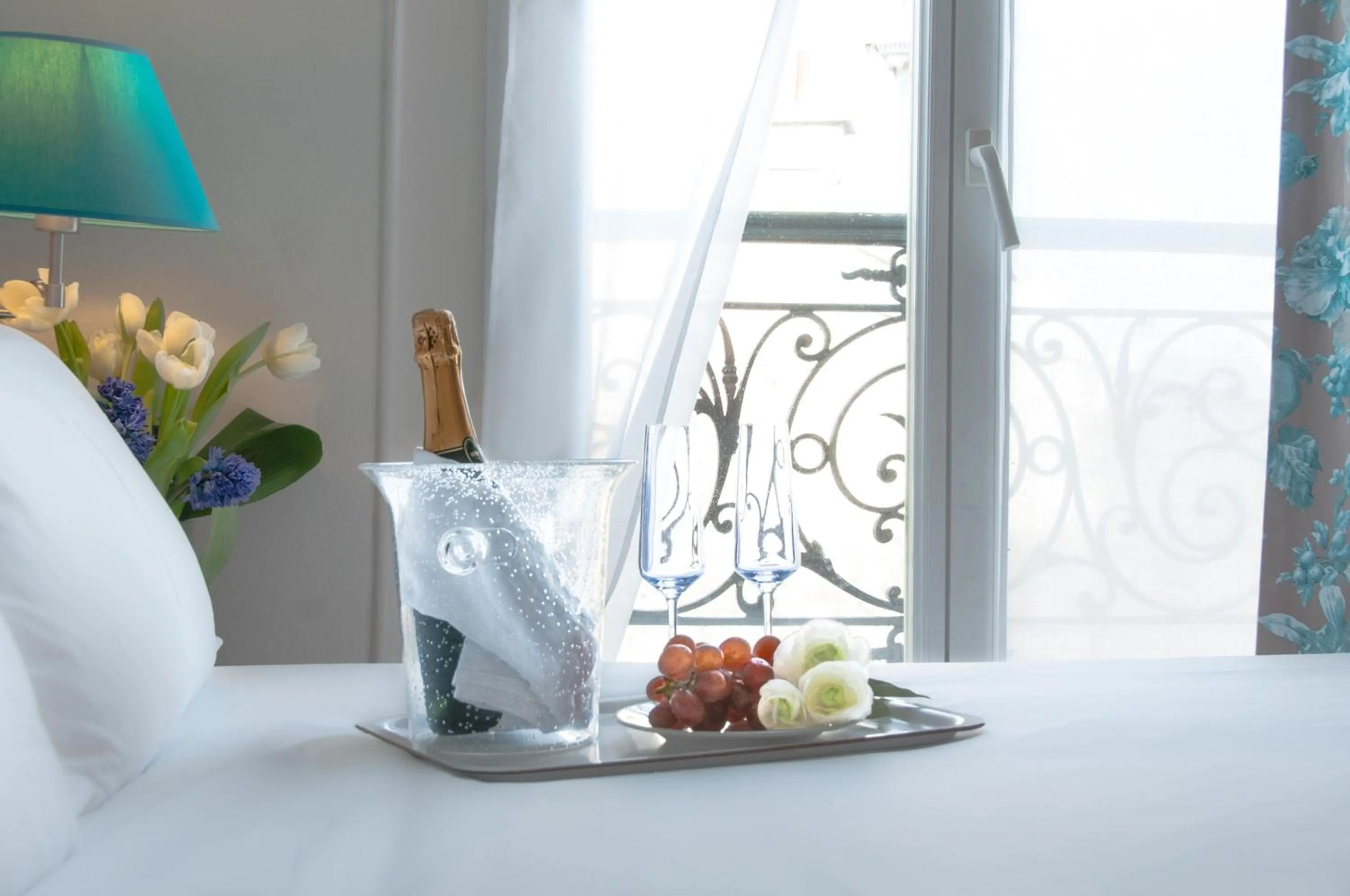 Food, Bed in Hotel Eden Montmartre