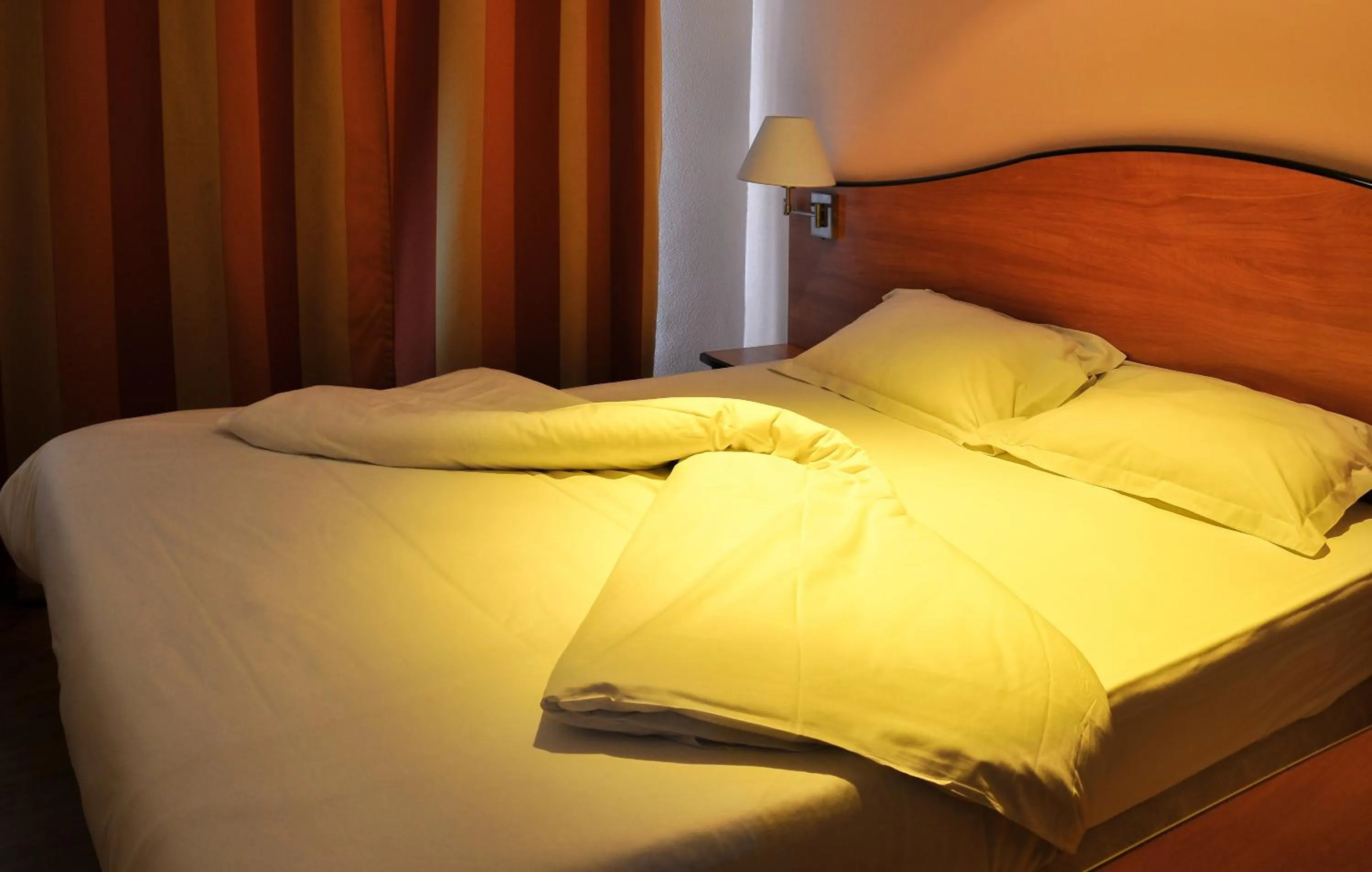 Bed in Hotel Eden Montmartre