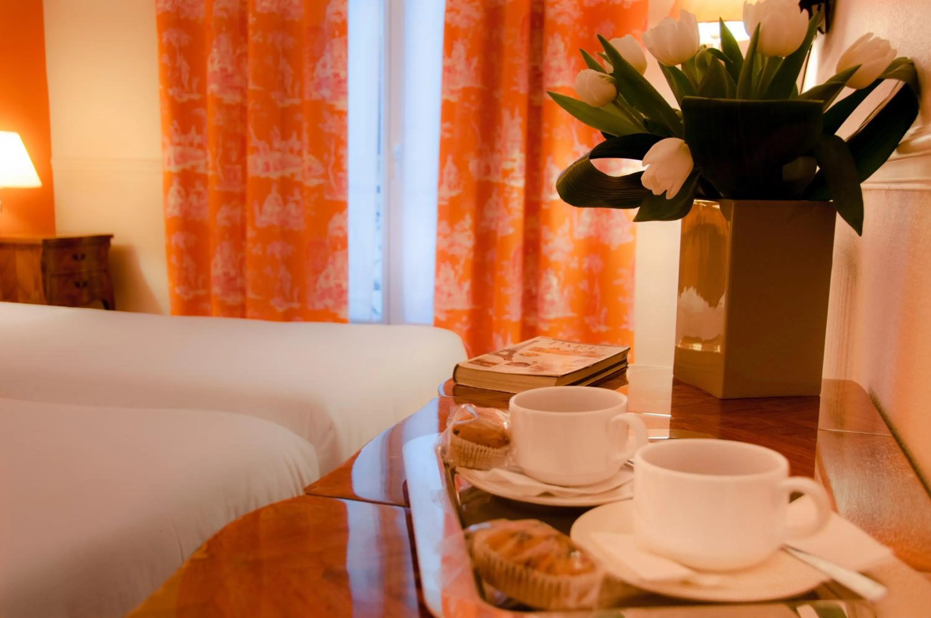 Drinks, Bed in Hotel Eden Montmartre