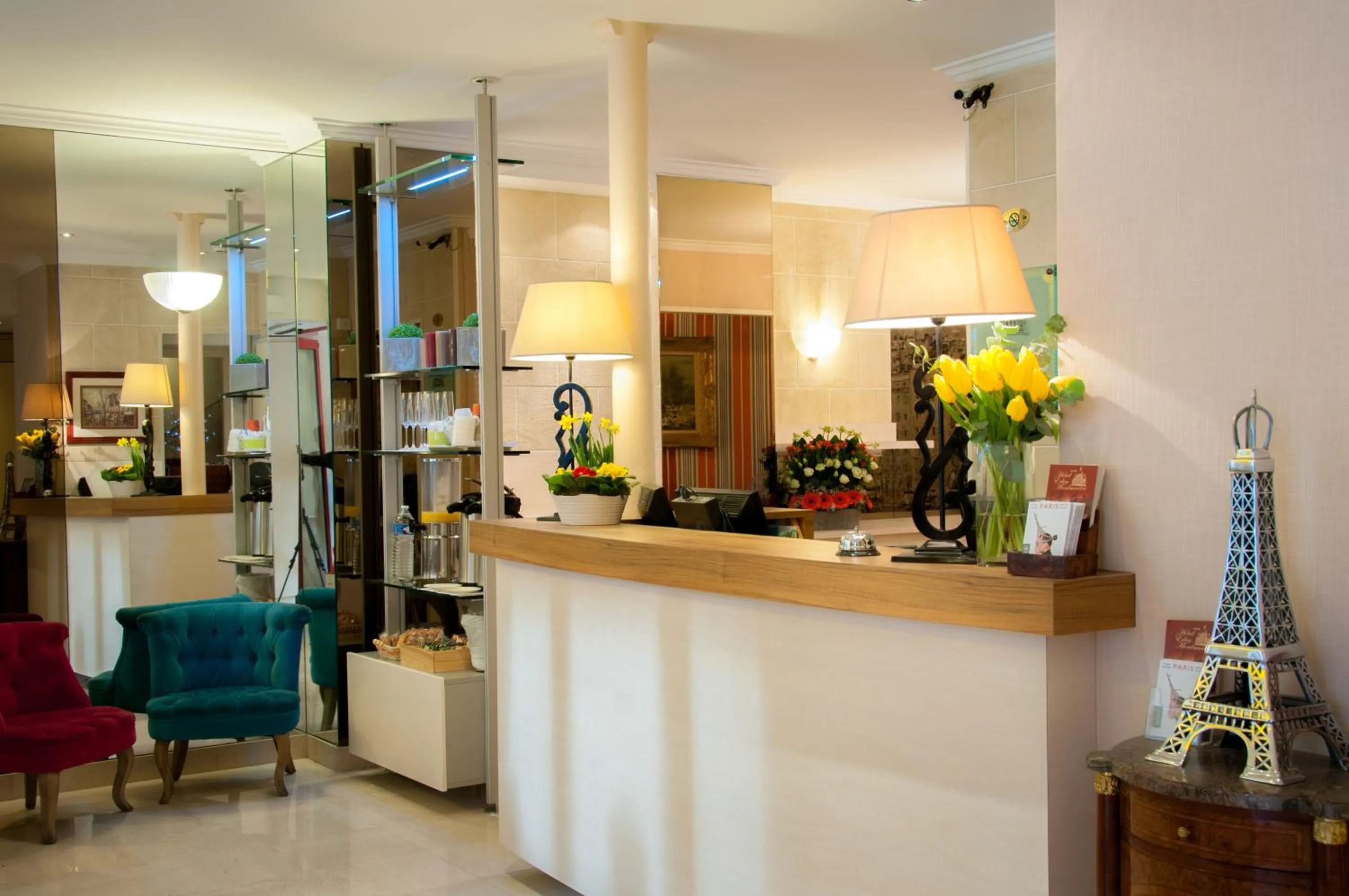 Lobby or reception in Hotel Eden Montmartre