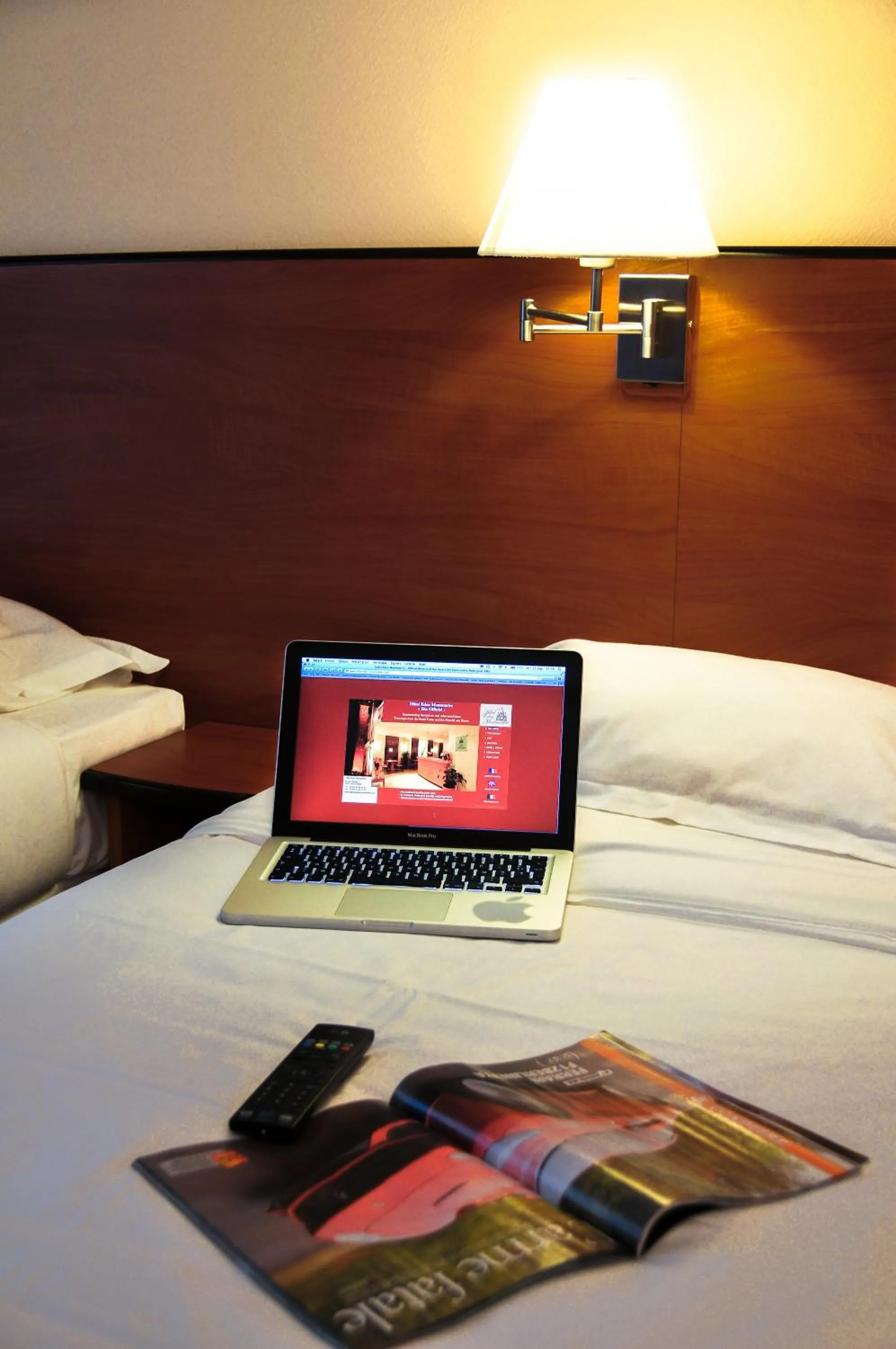 Bed in Hotel Eden Montmartre