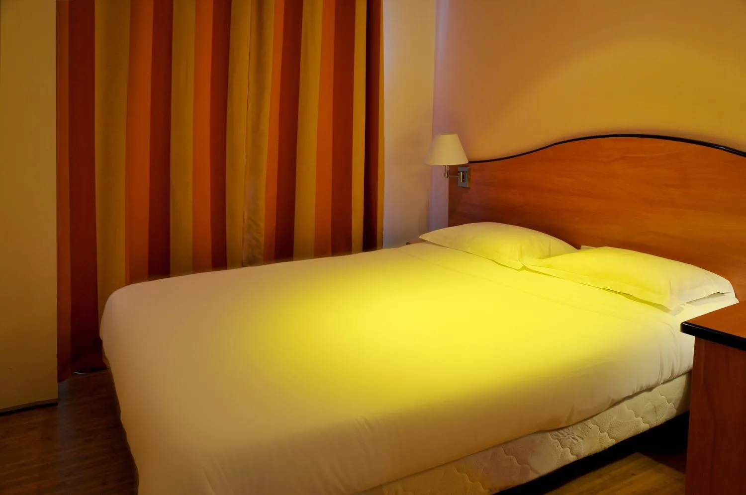 Bed in Hotel Eden Montmartre