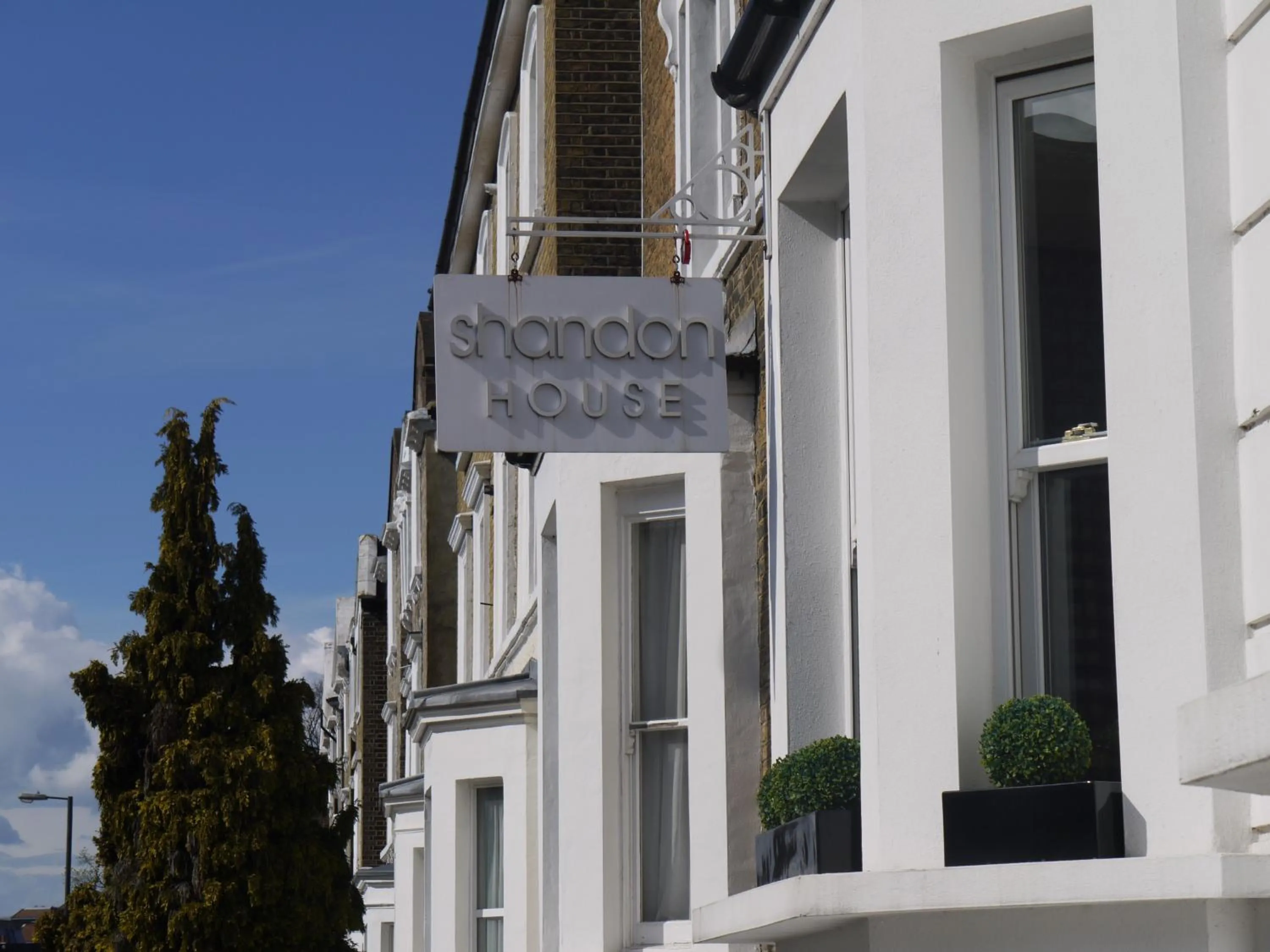 Facade/entrance in Shandon Hotel