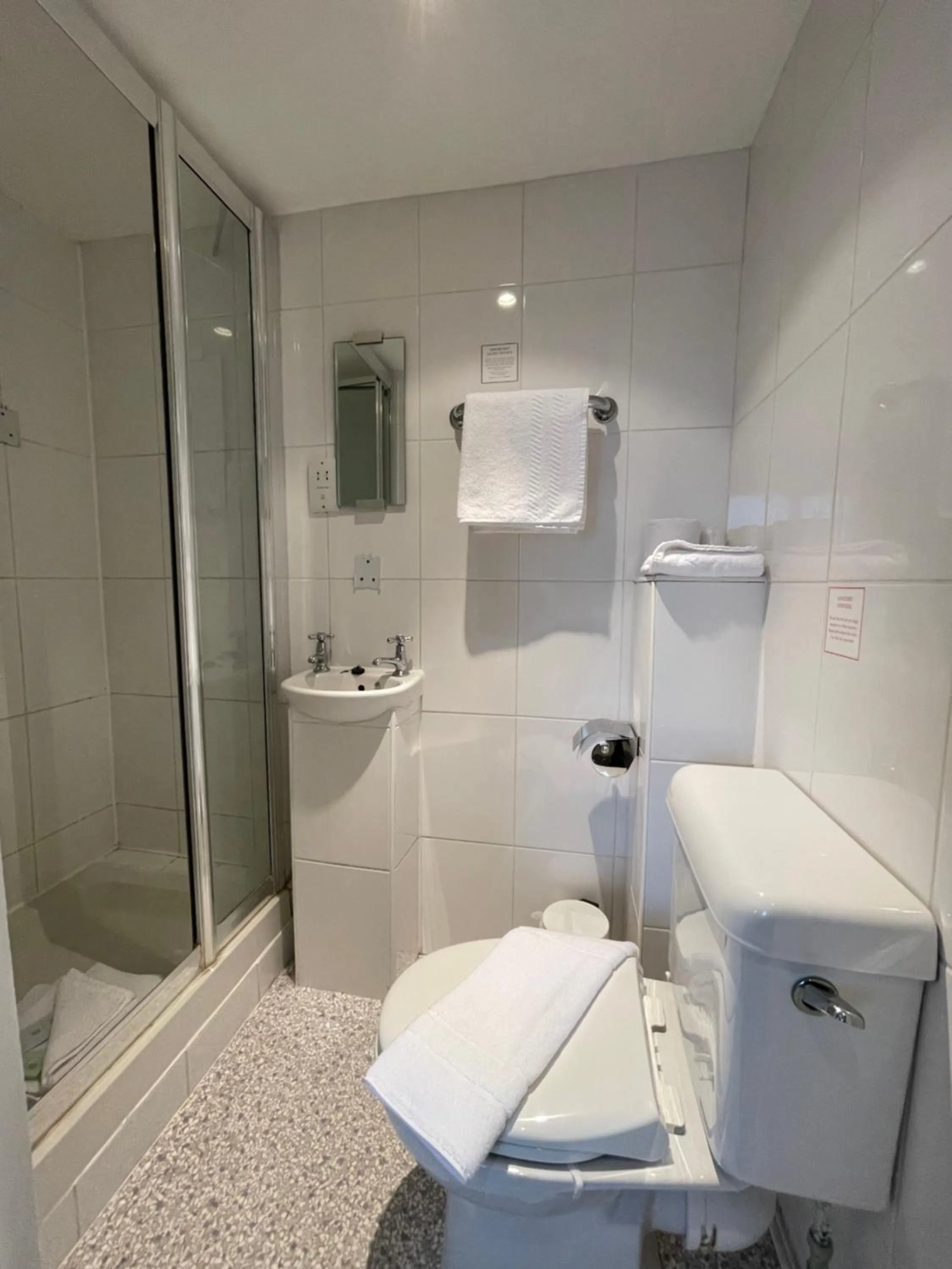 Shower in Shandon Hotel