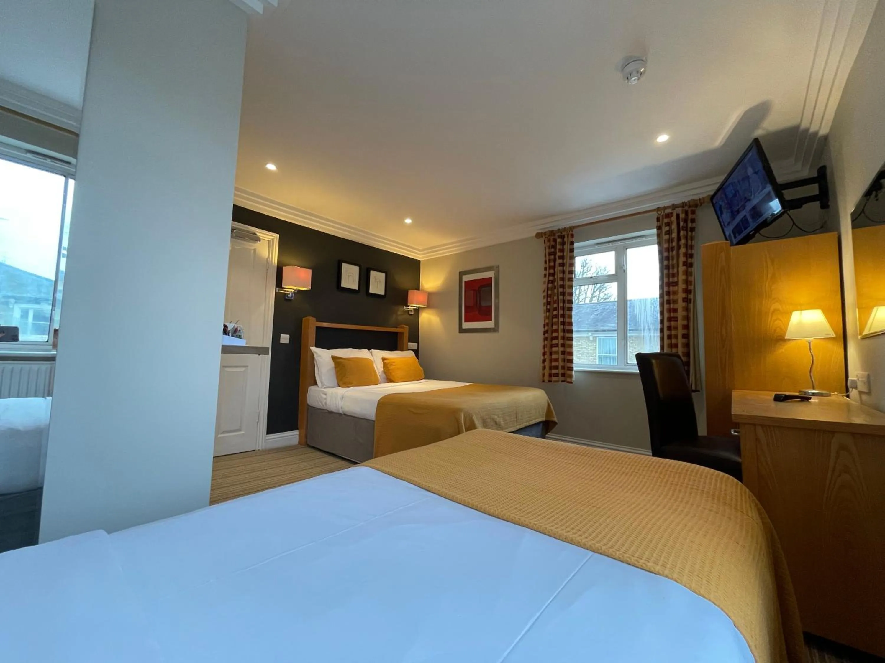 Photo of the whole room, Bed in Shandon Hotel